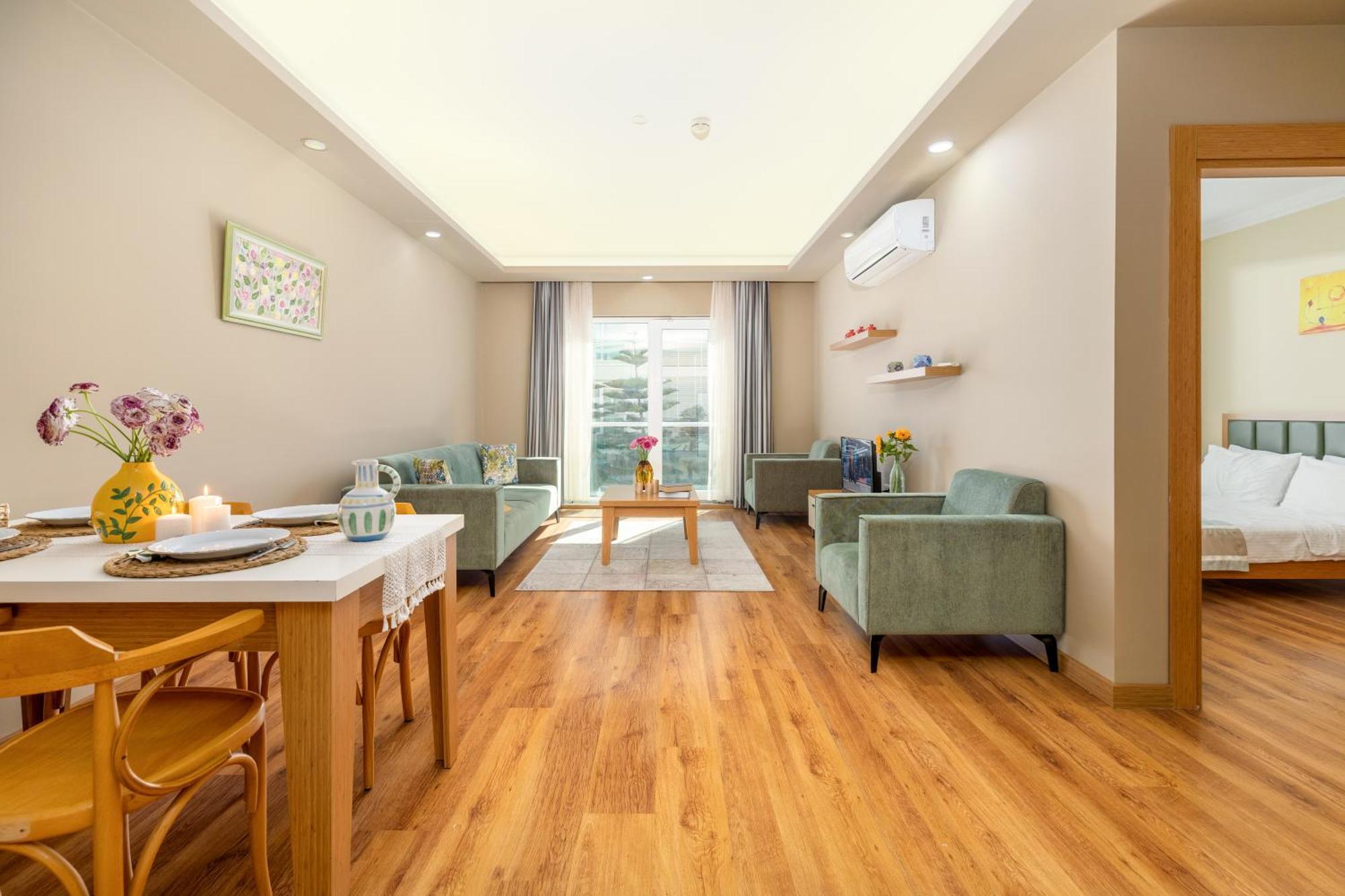 Deluxe One-Bedroom Apartment