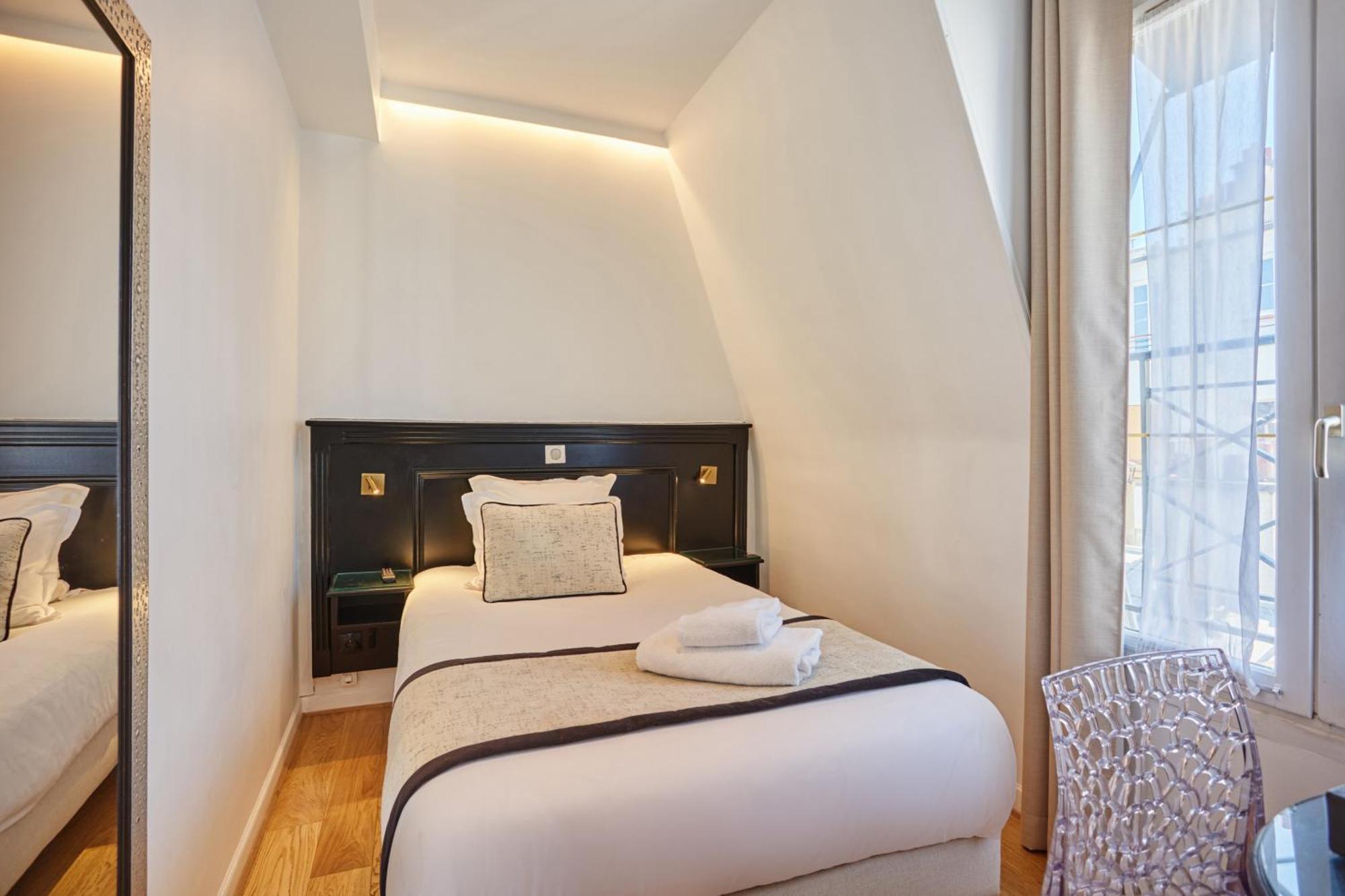 Single Room with Eiffel Tower View,1765572146:JPEG