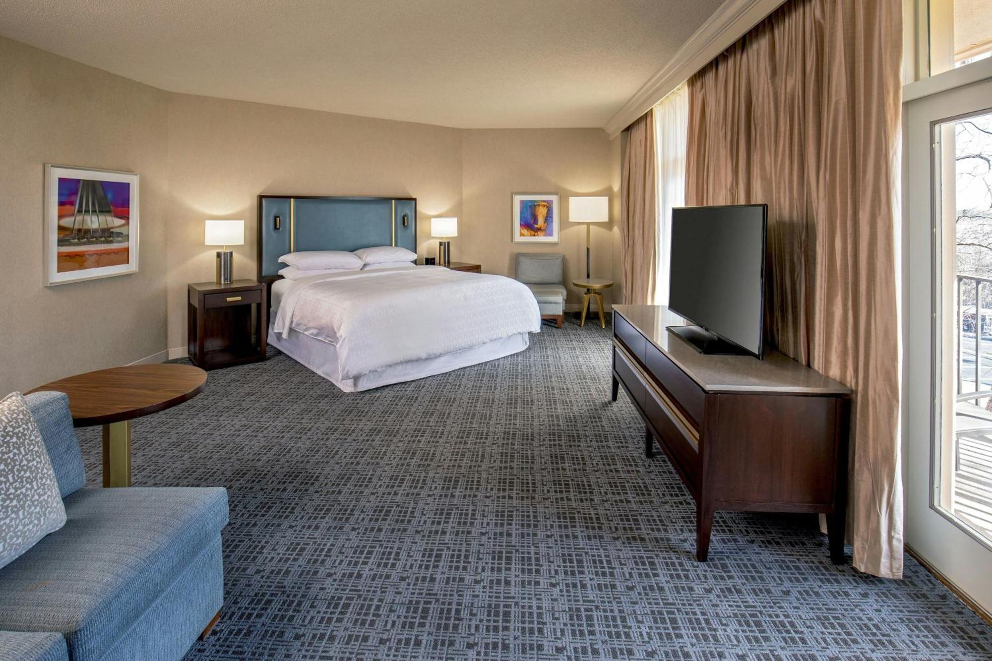 Junior Suite 1 King Corner room