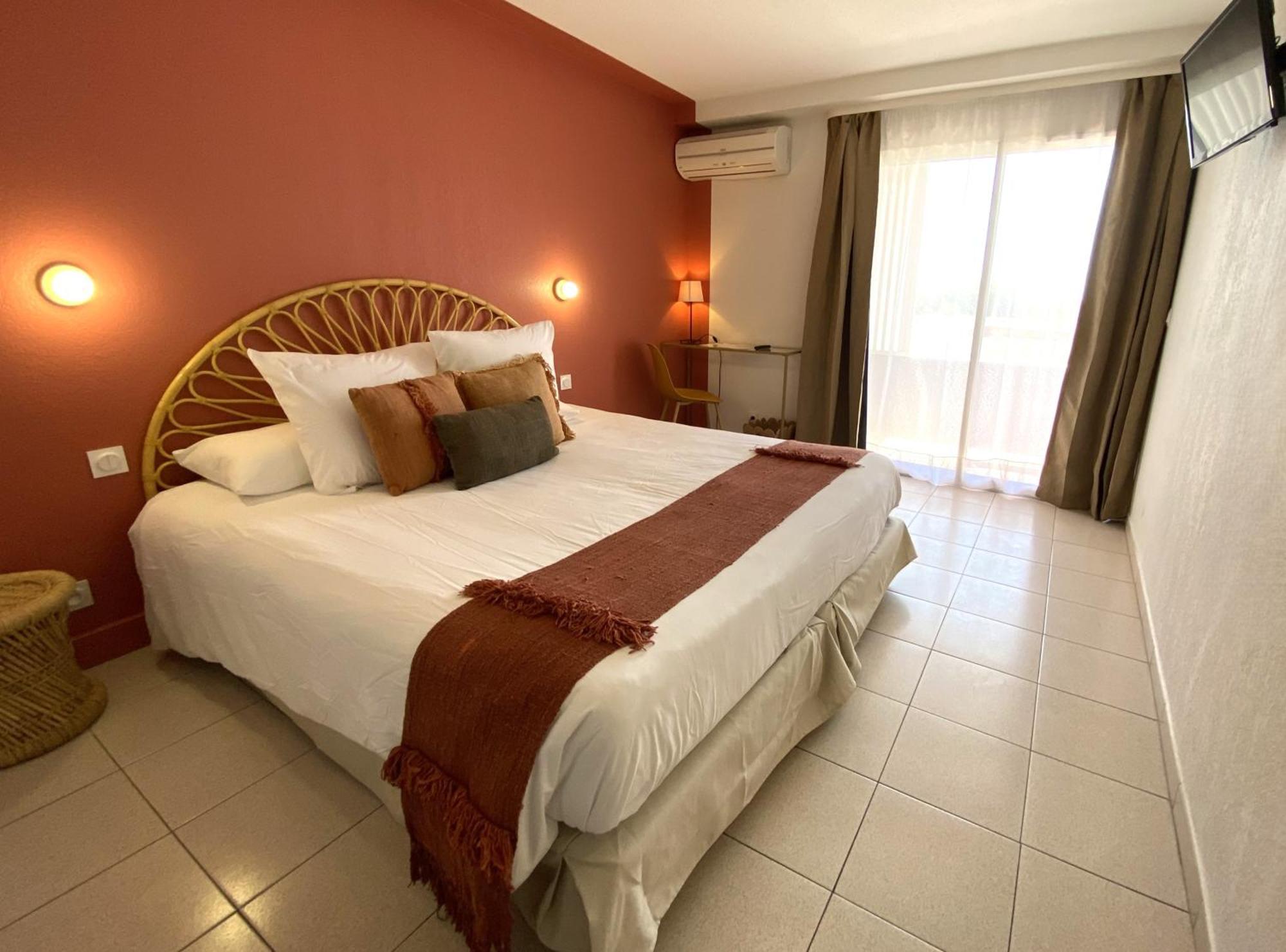 Classic double room king-size Bed or twins balcony street view