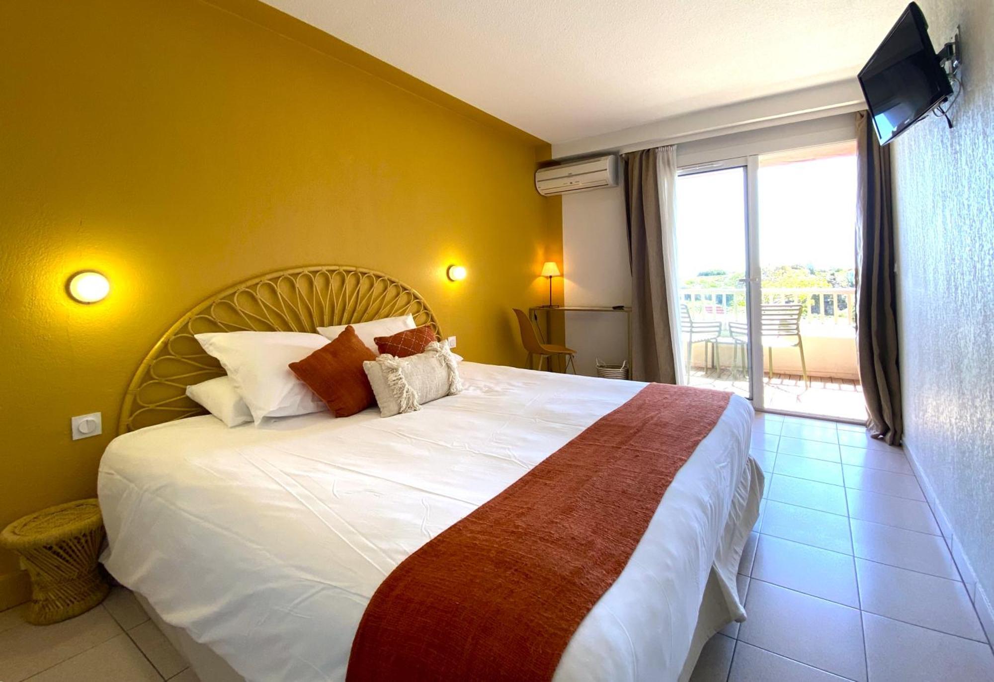 Double room terrace partial sea view 1st floor King-size bed or twins