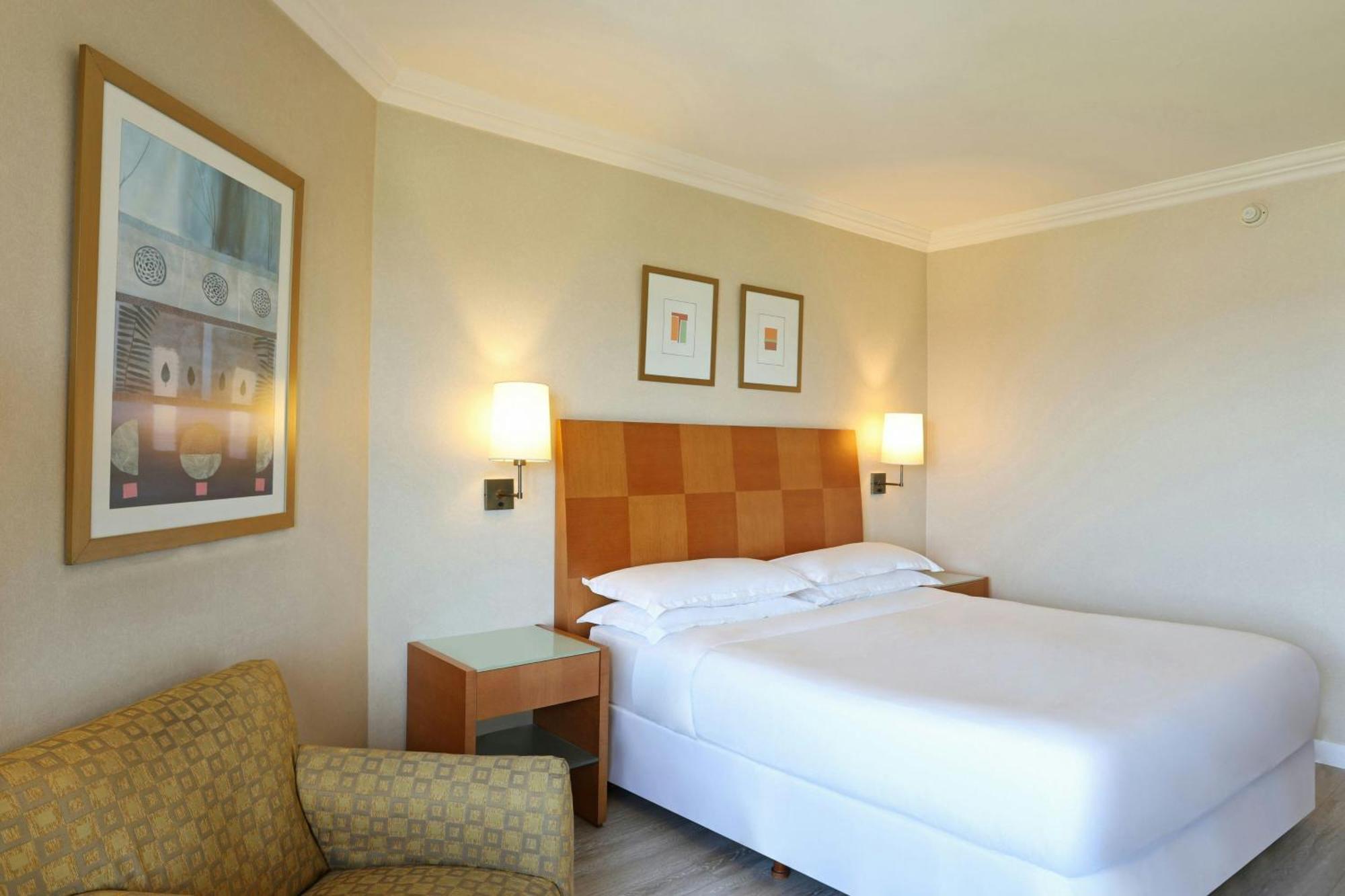 Classic Guest room 1 King Pool access