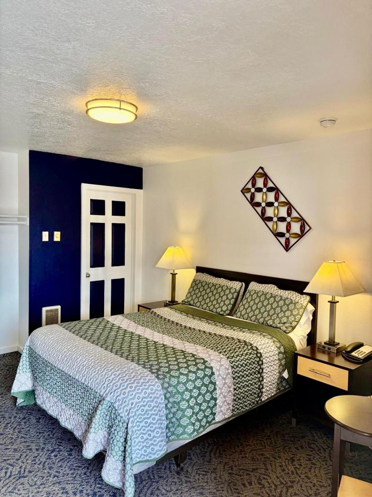 Queen Room,1765591646:JPEG