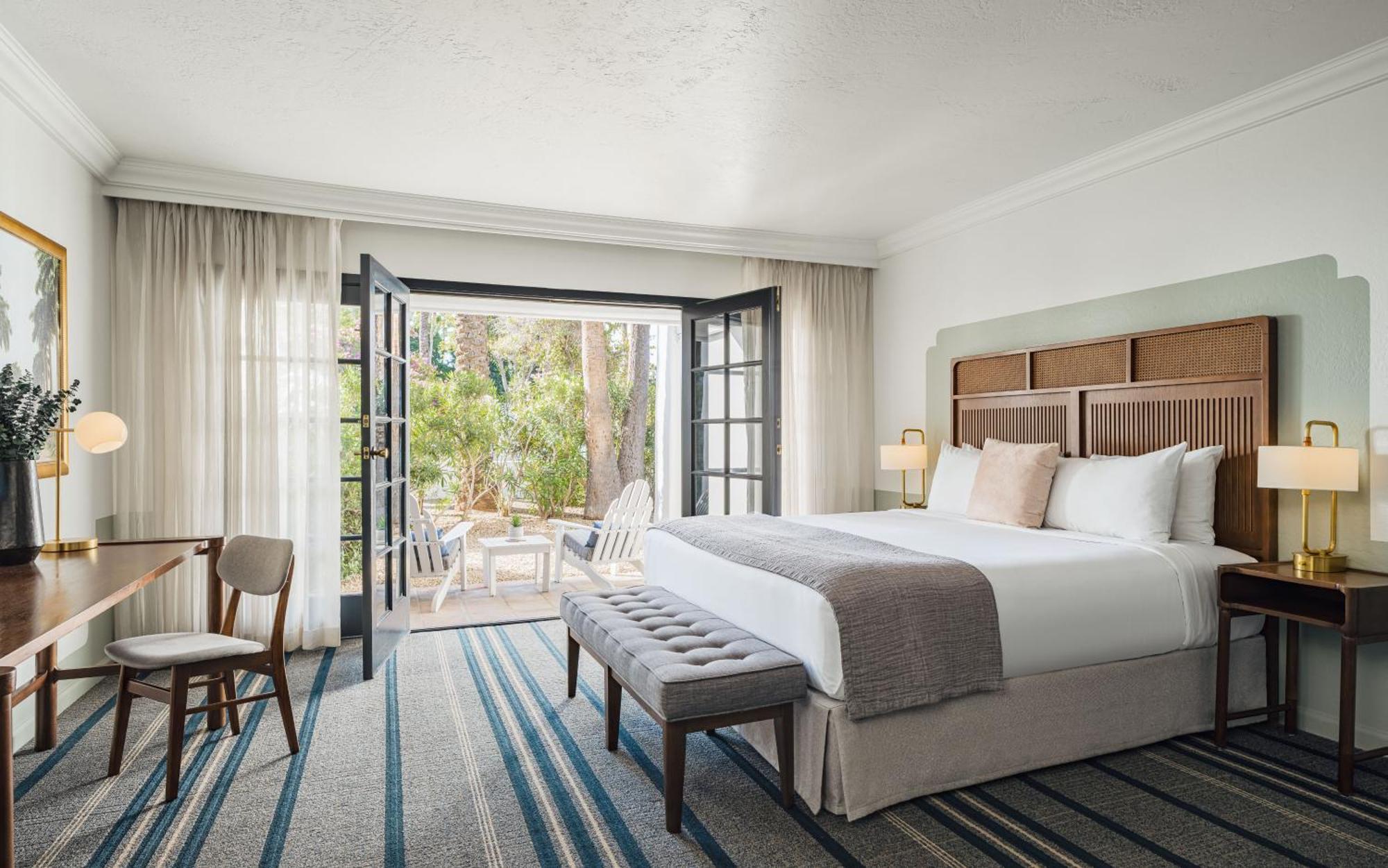 Hearing Communication Room One King Bed