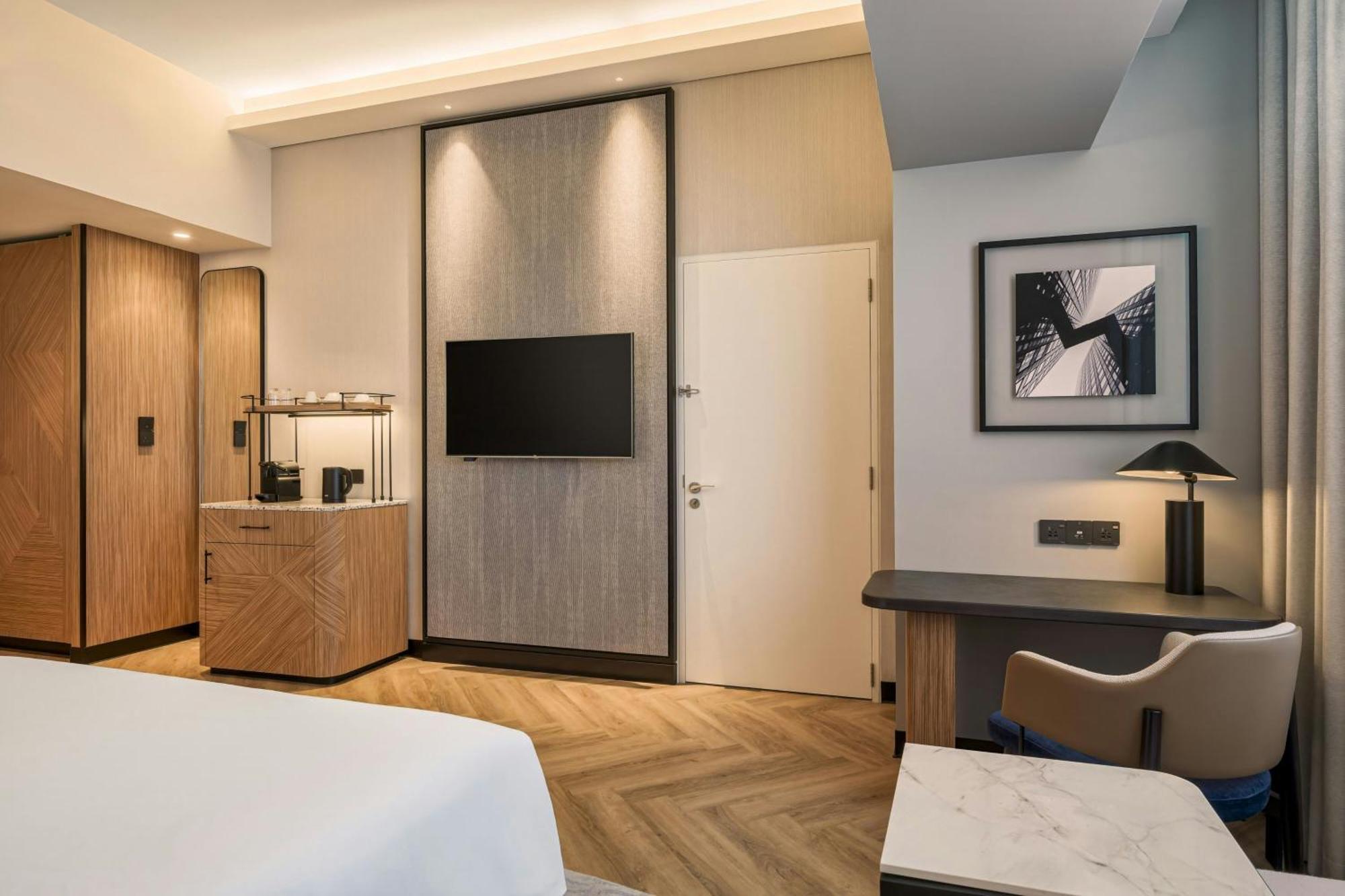 Deluxe King Room City view