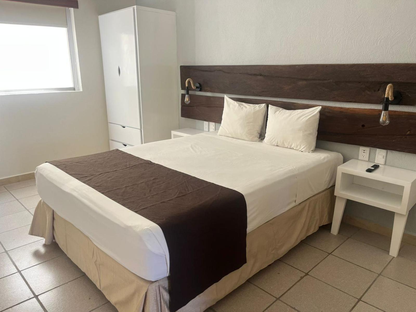 Family Room with One Queen Bed and Two Twin Beds - Non-Smoking,1765710980:JPEG