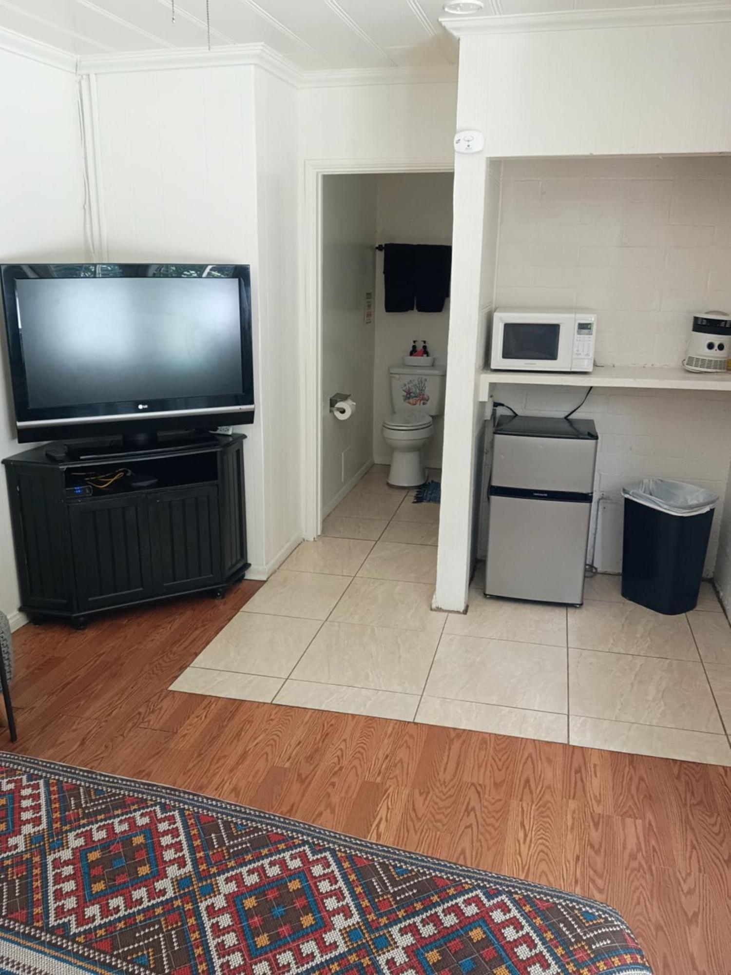 Queen Kitchenette