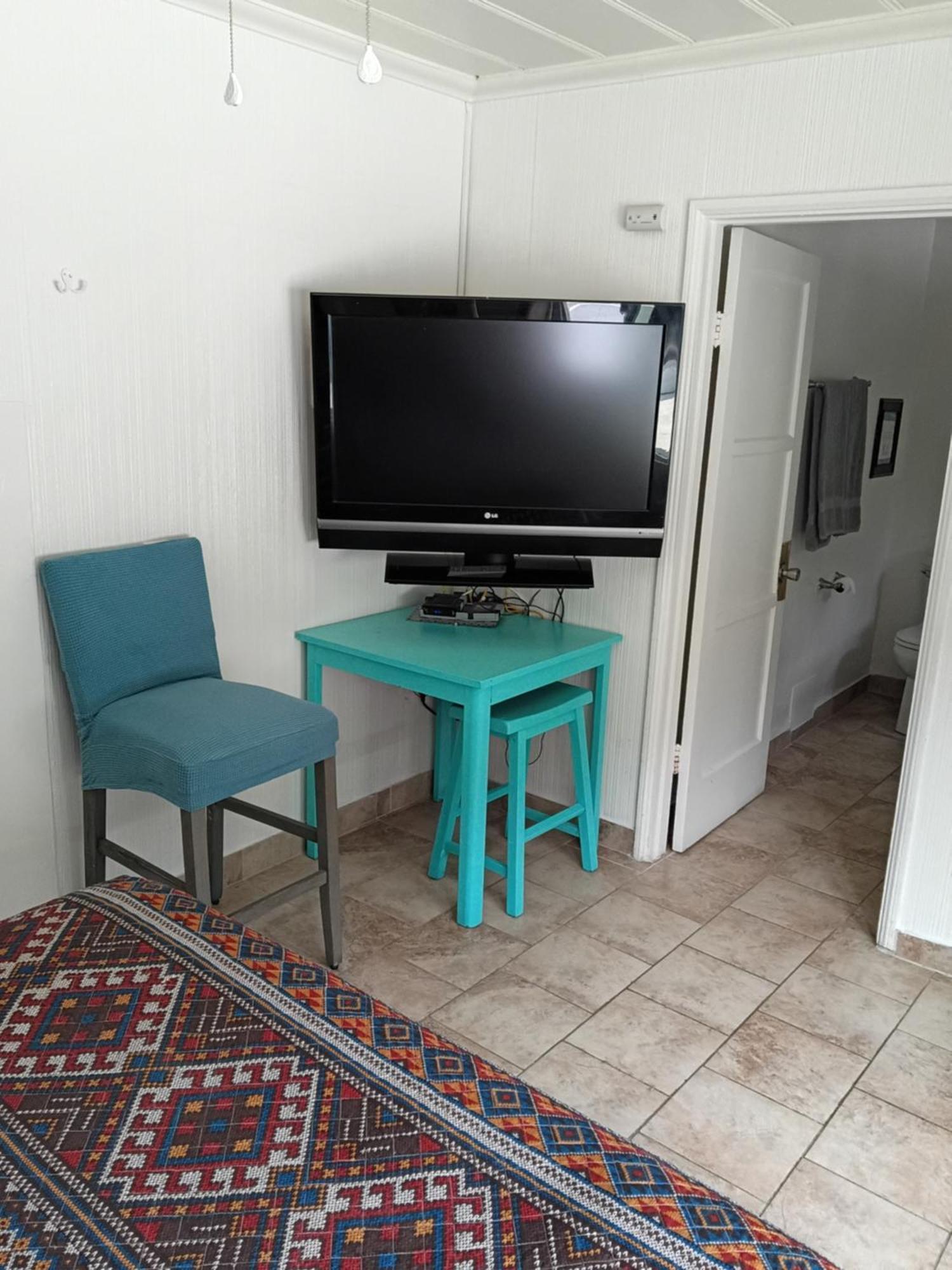 Queen Kitchenette