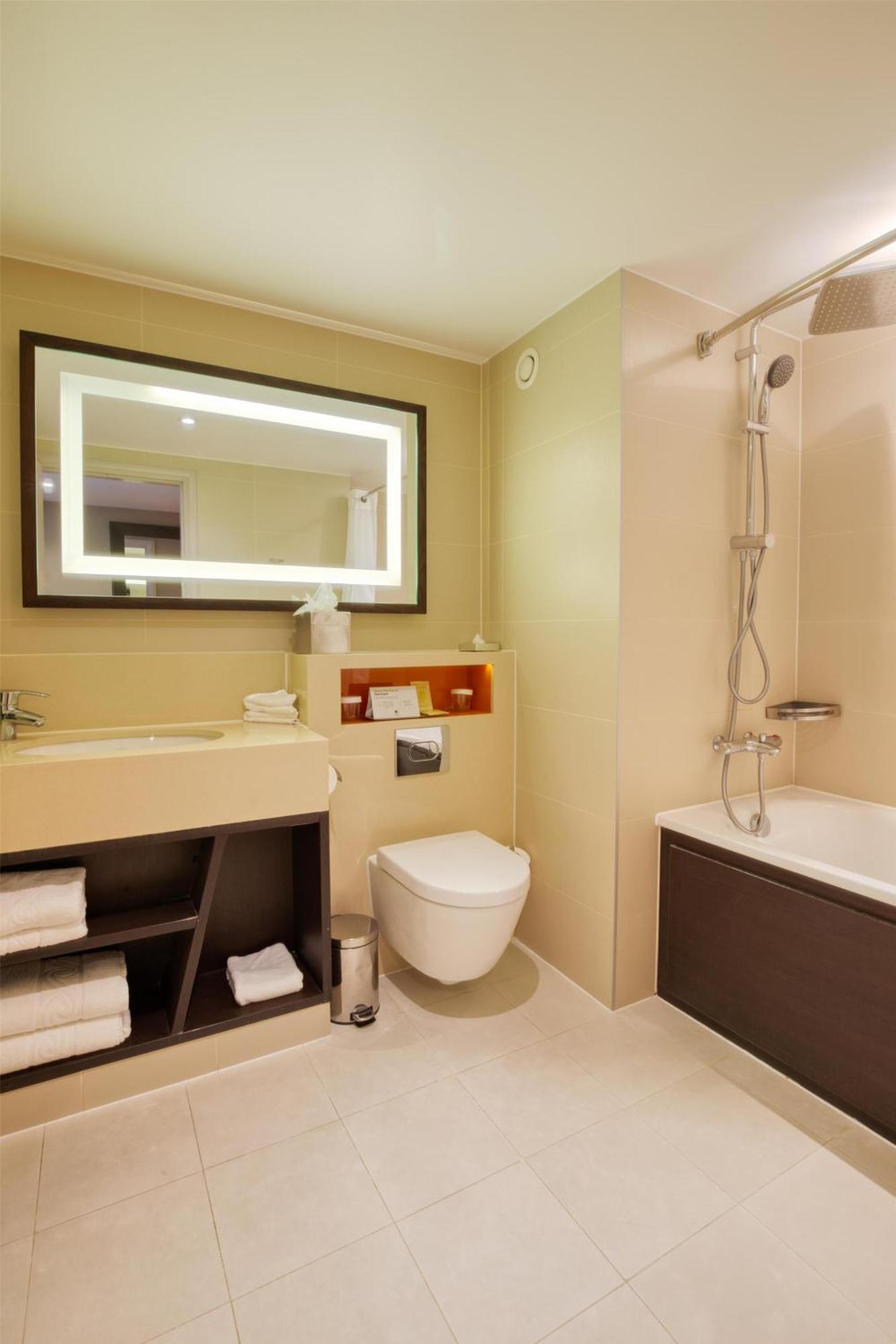 Junior Queen Suite