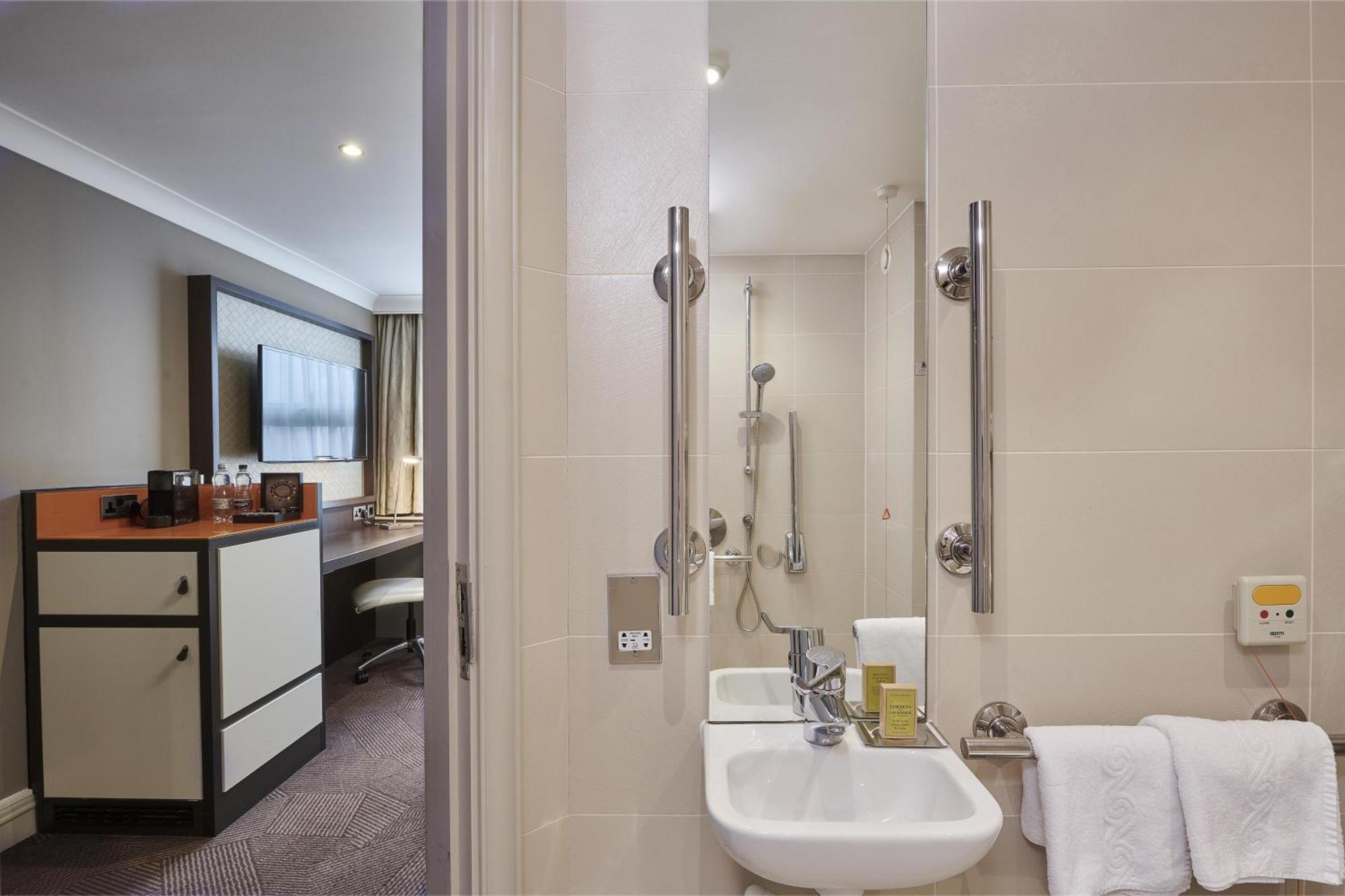 Junior Queen Suite