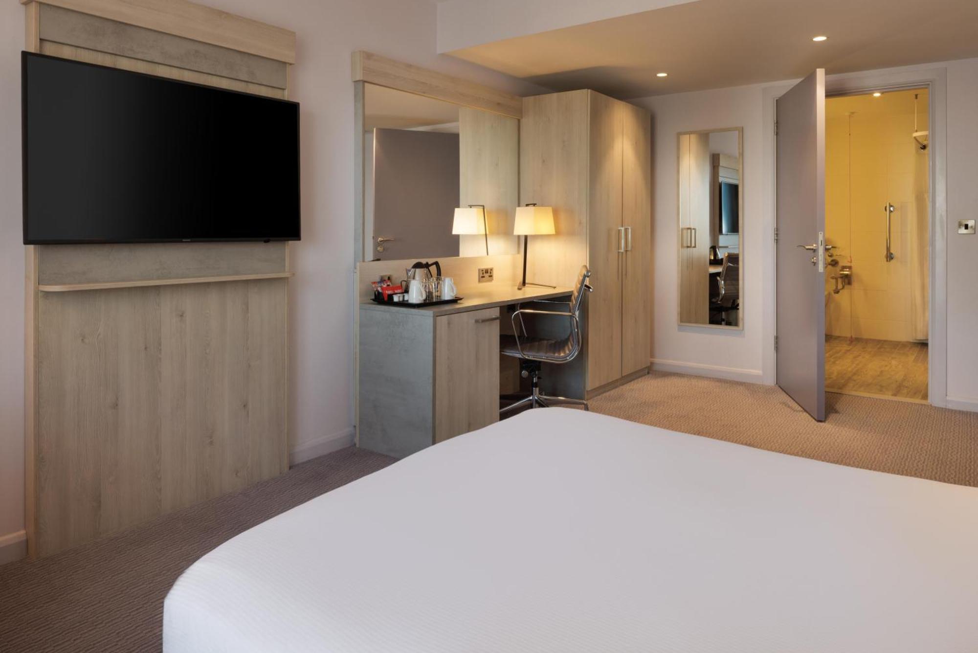Habitación con cama grande adaptada para personas de movilidad reducida
