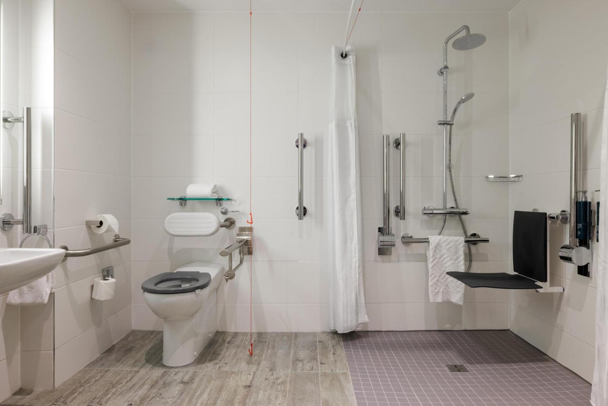 Queen Room Accessible