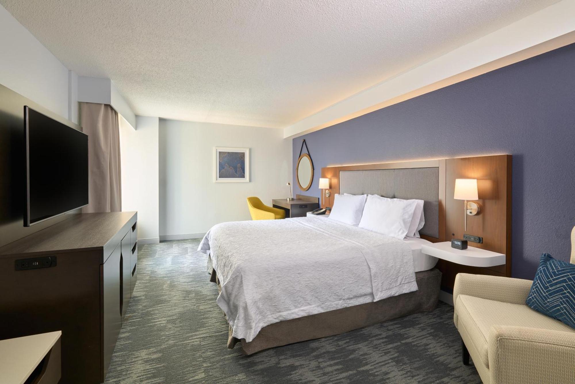 King Room Accessible Tub Mobility Hearing Access or Non-Smoking