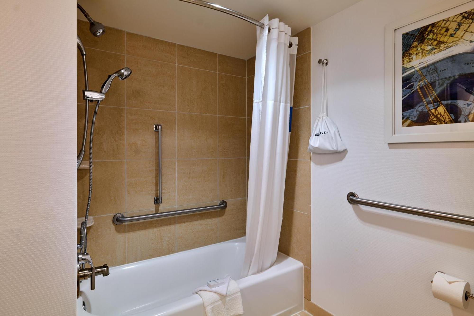 King Room Accessible Tub Mobility Hearing Access or Non-Smoking
