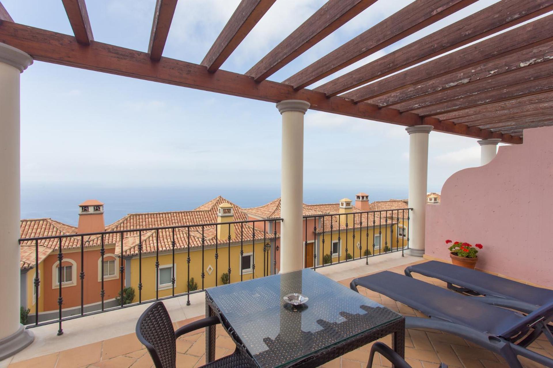 One-Bedroom Apartment Sea View