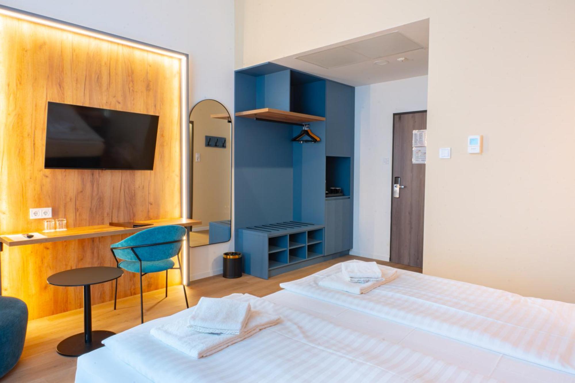 Deluxe Double or Twin Room Street View