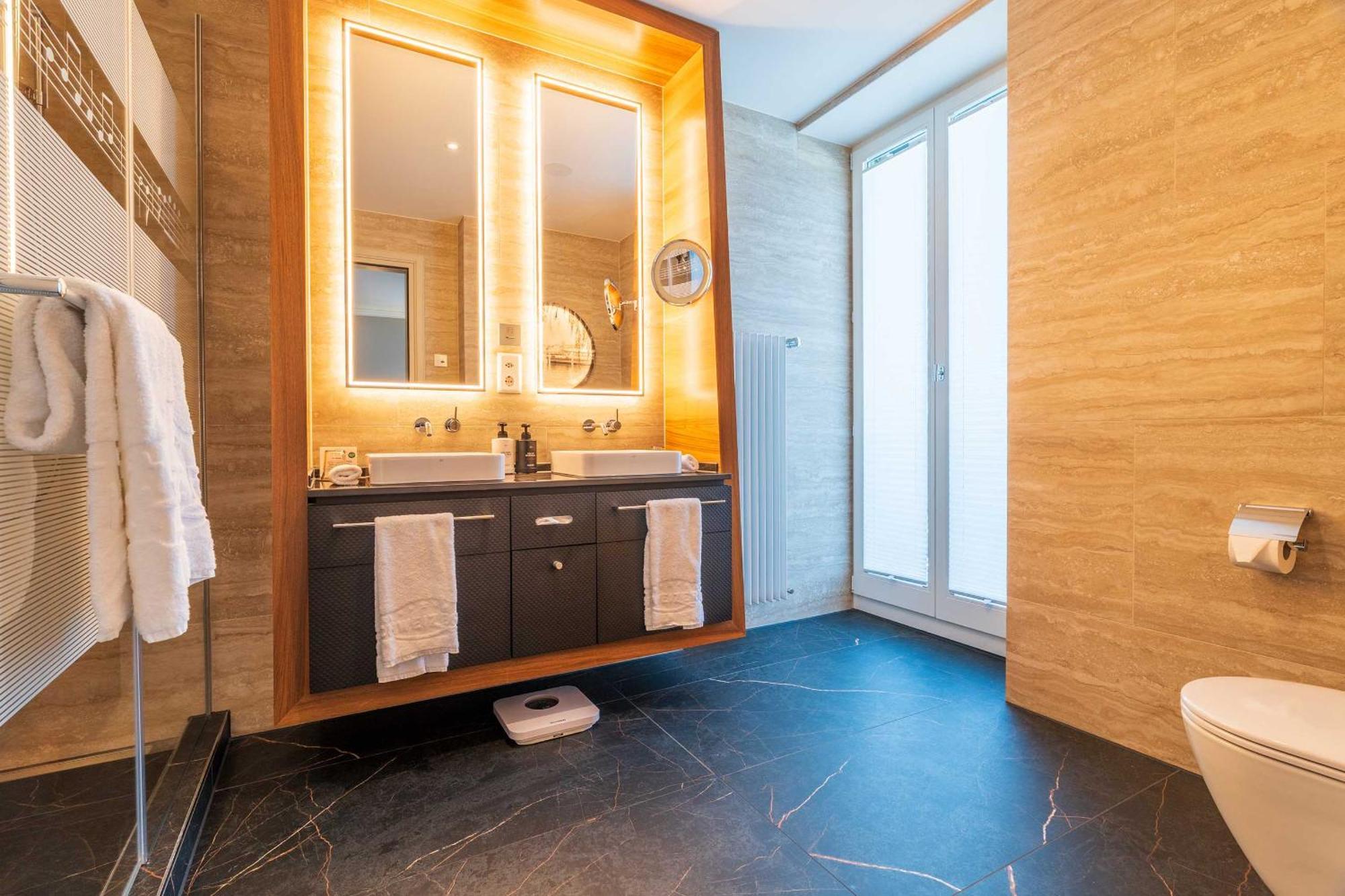 Deluxe Double or Twin Room City View