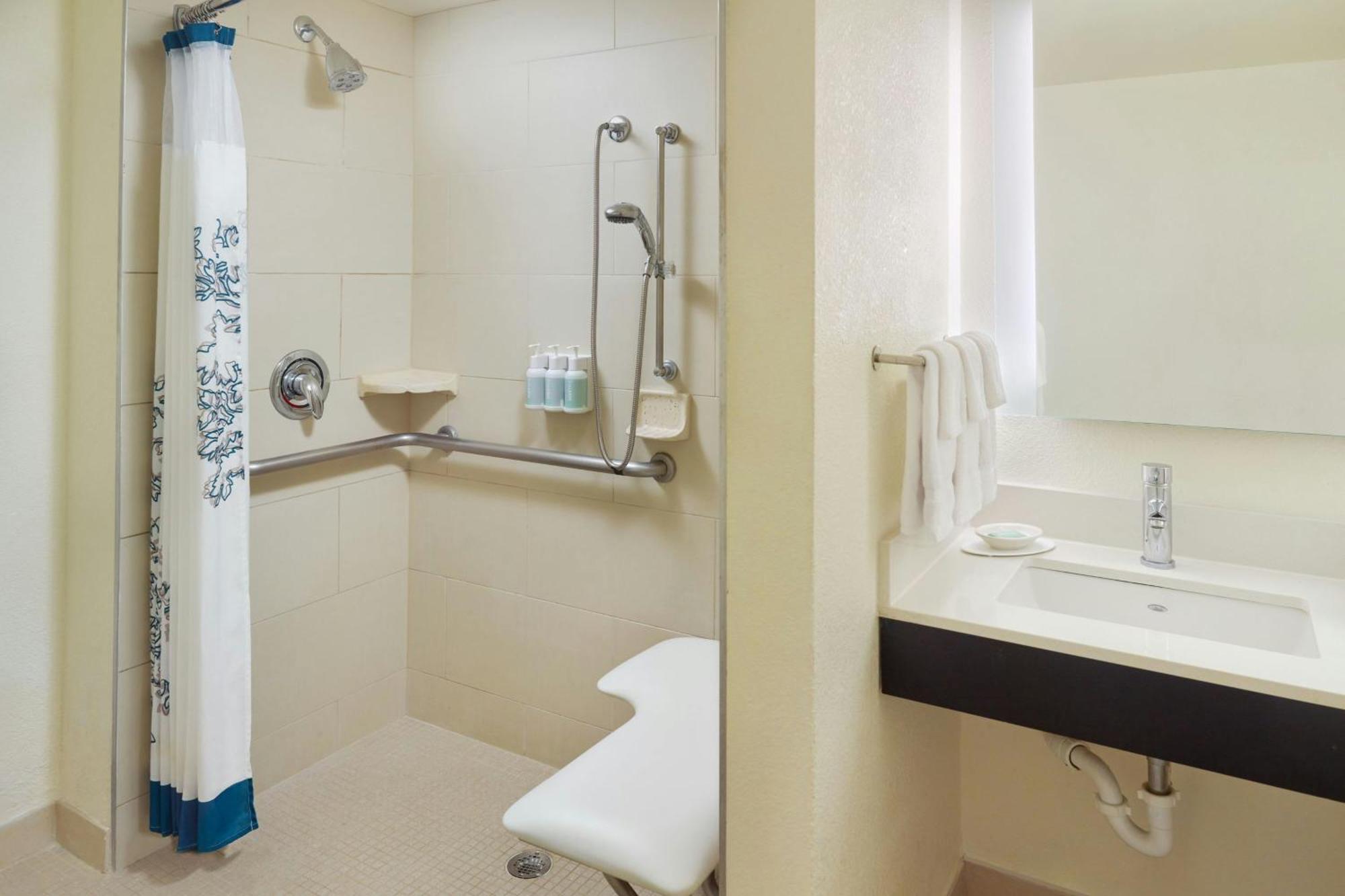 One-Bedroom King Suite Sofa Bed Roll Shower Mobility Accessible