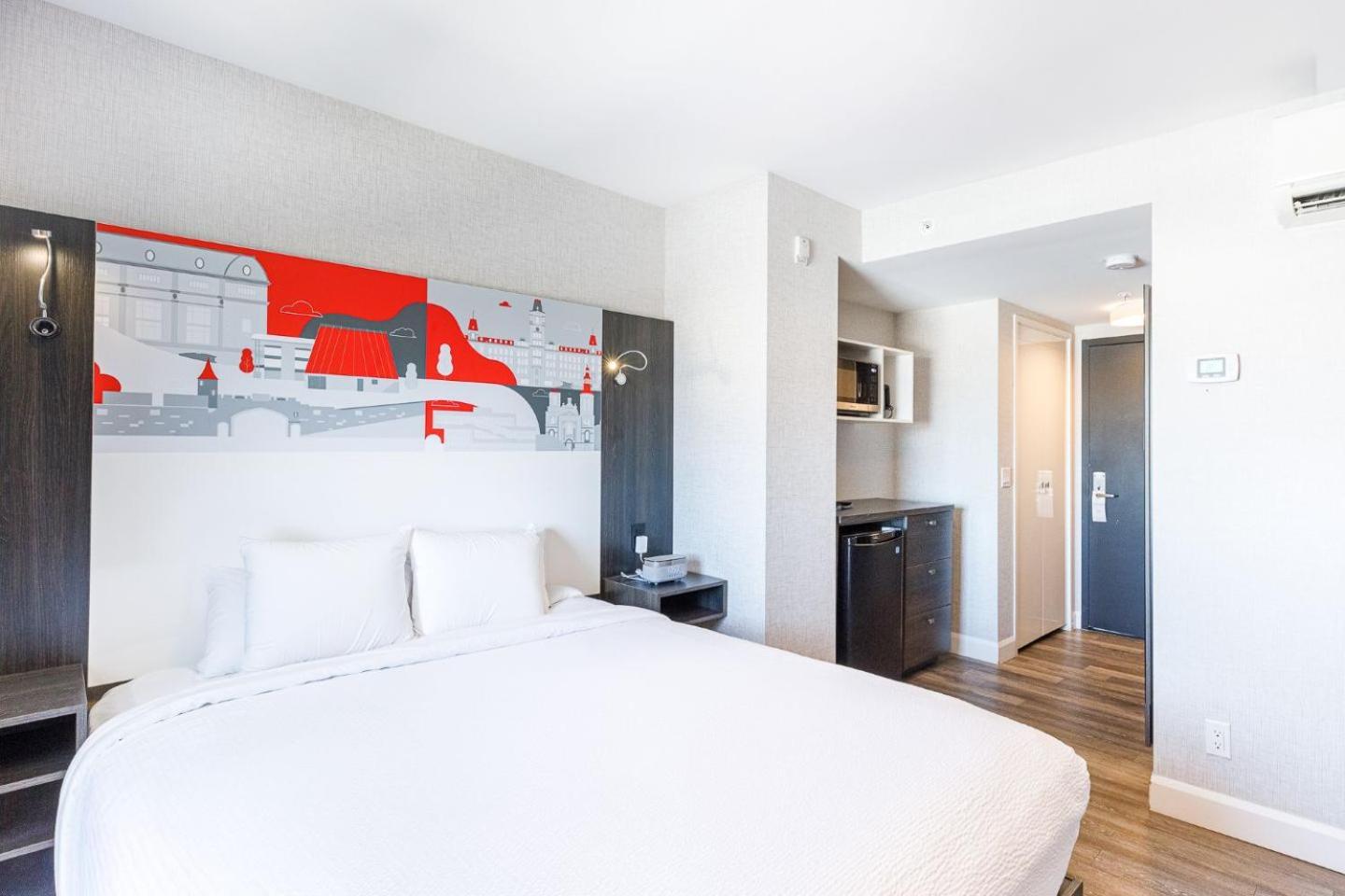 Standard Room 1 Queen Bed 1 Queen Murphy Bed