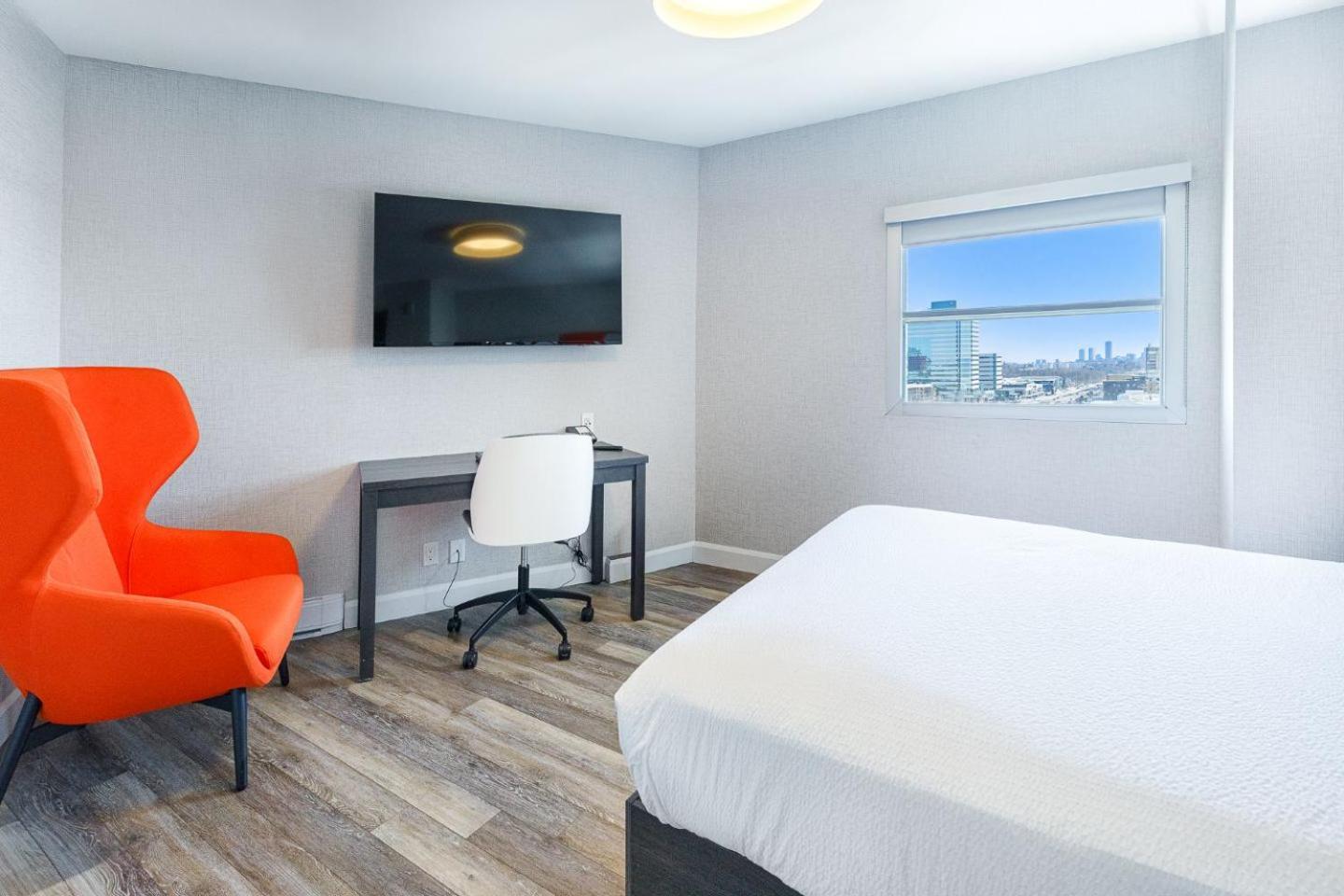 Standard Room 1 Queen Bed