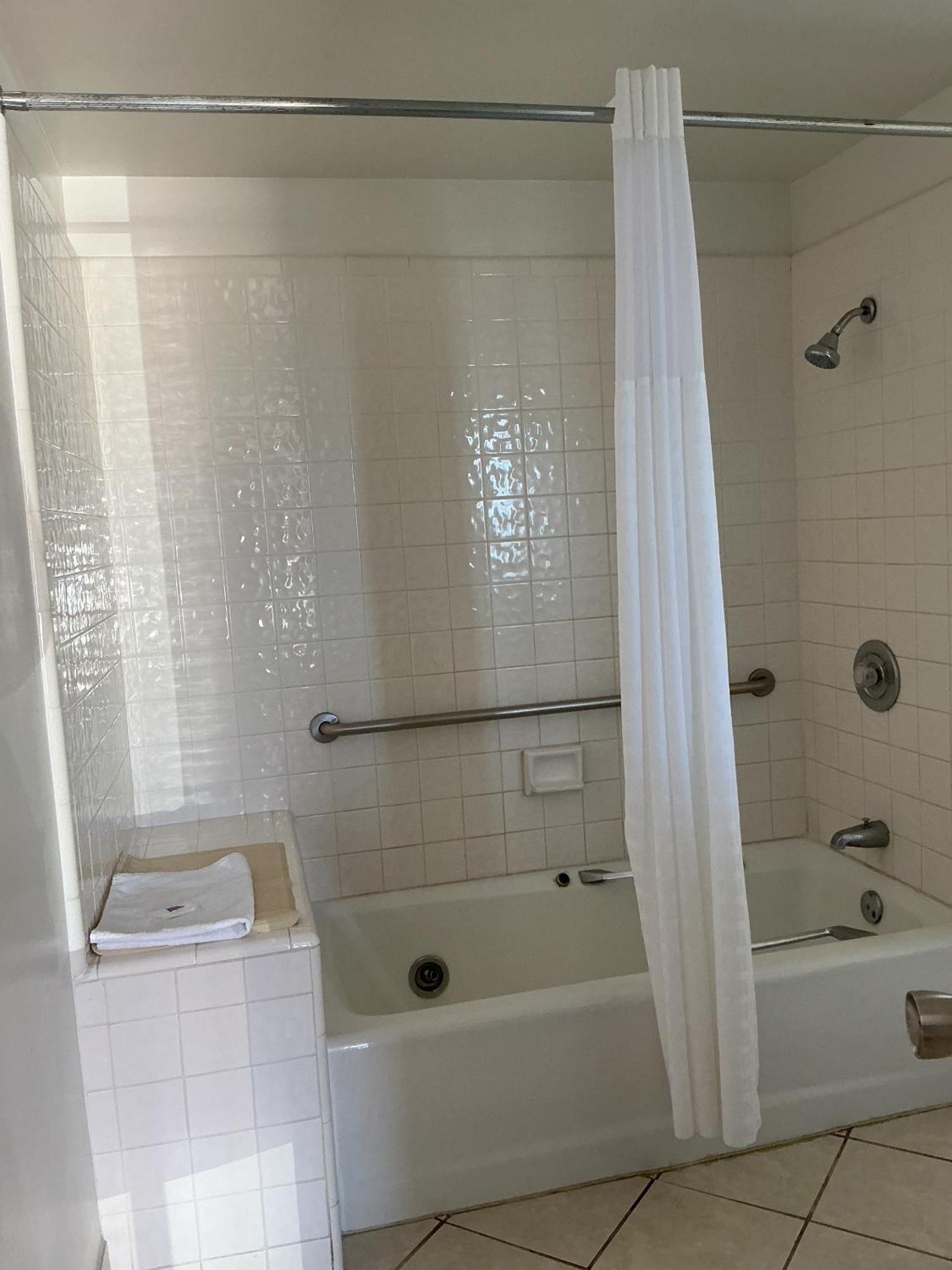 Queen Room Spa Bath Non-Smoking