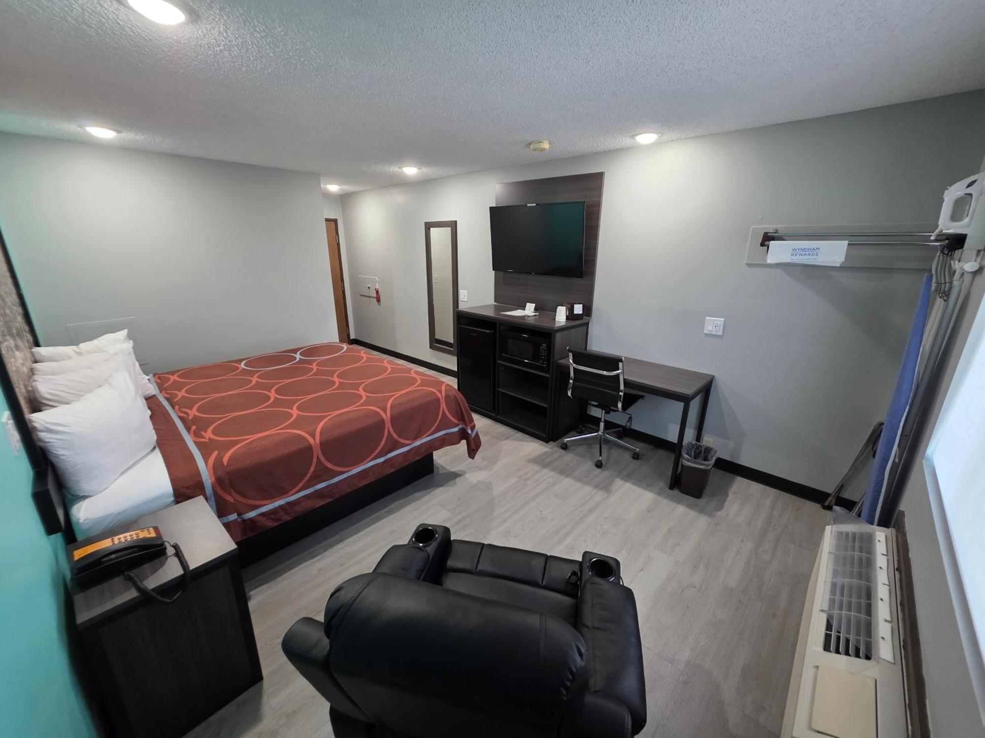 King Room Pet or Friendly or Non-Smoking