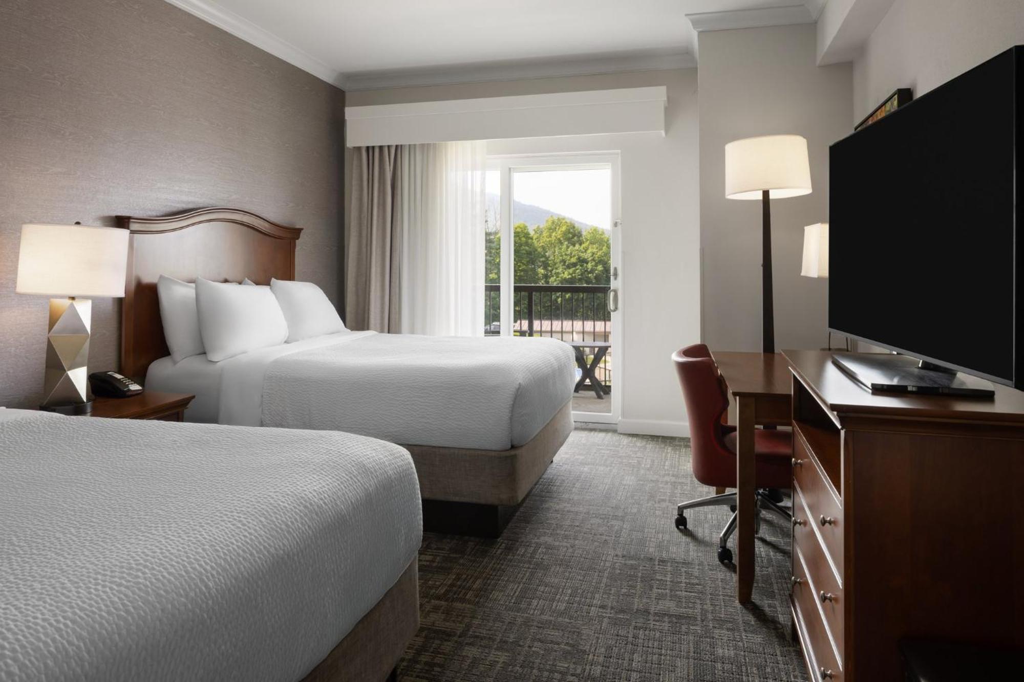 Queen Suite Two Queen Beds Lake View