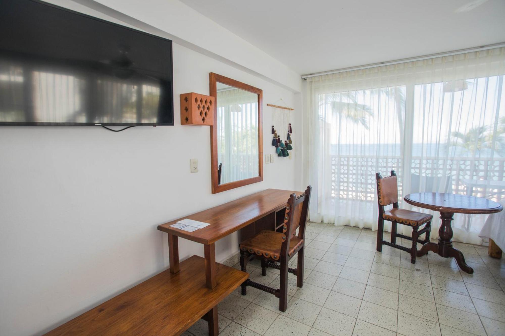 Family Room,1765862374:JPEG