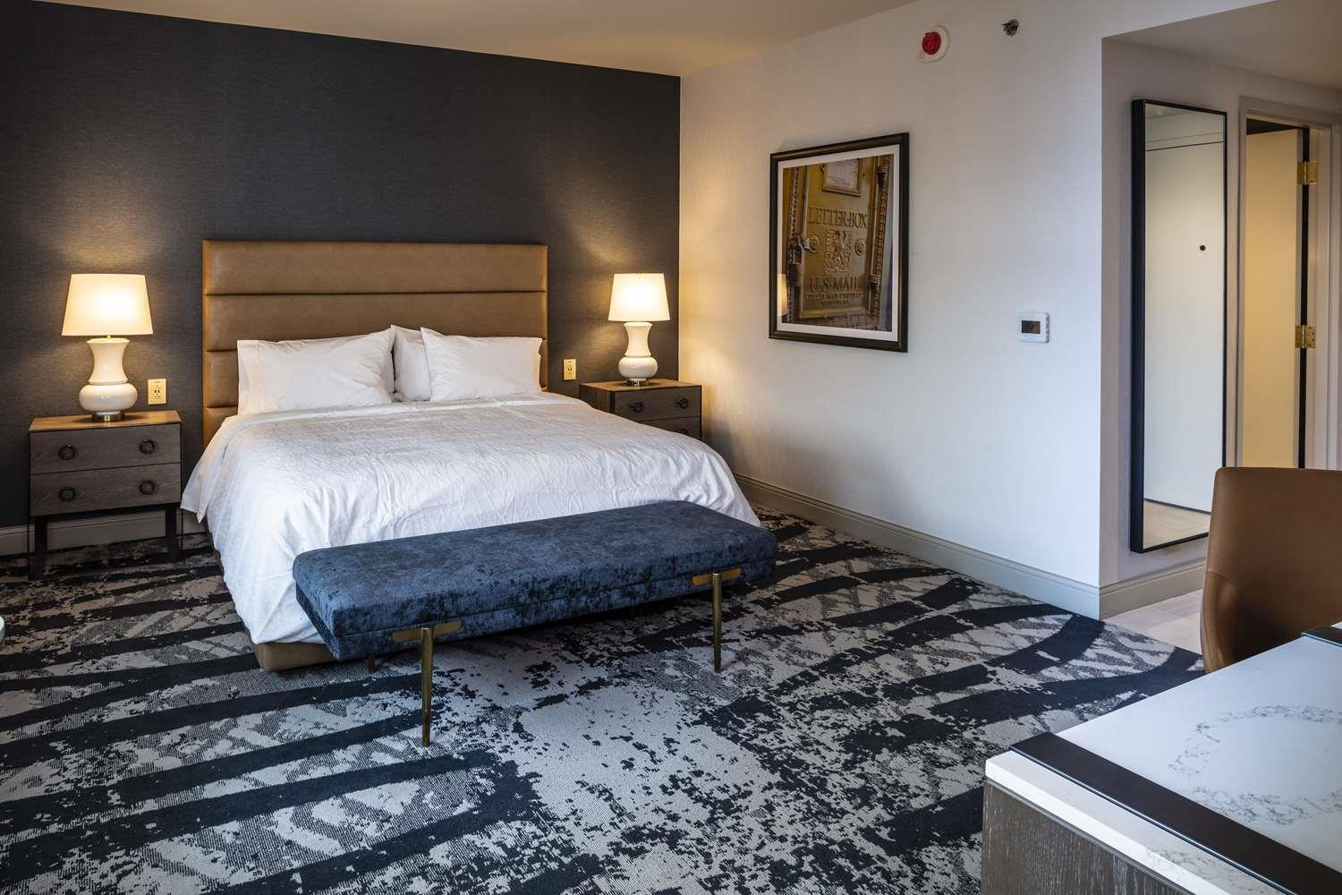 Deluxe King Room with Tub - Mobility and Hearing Access