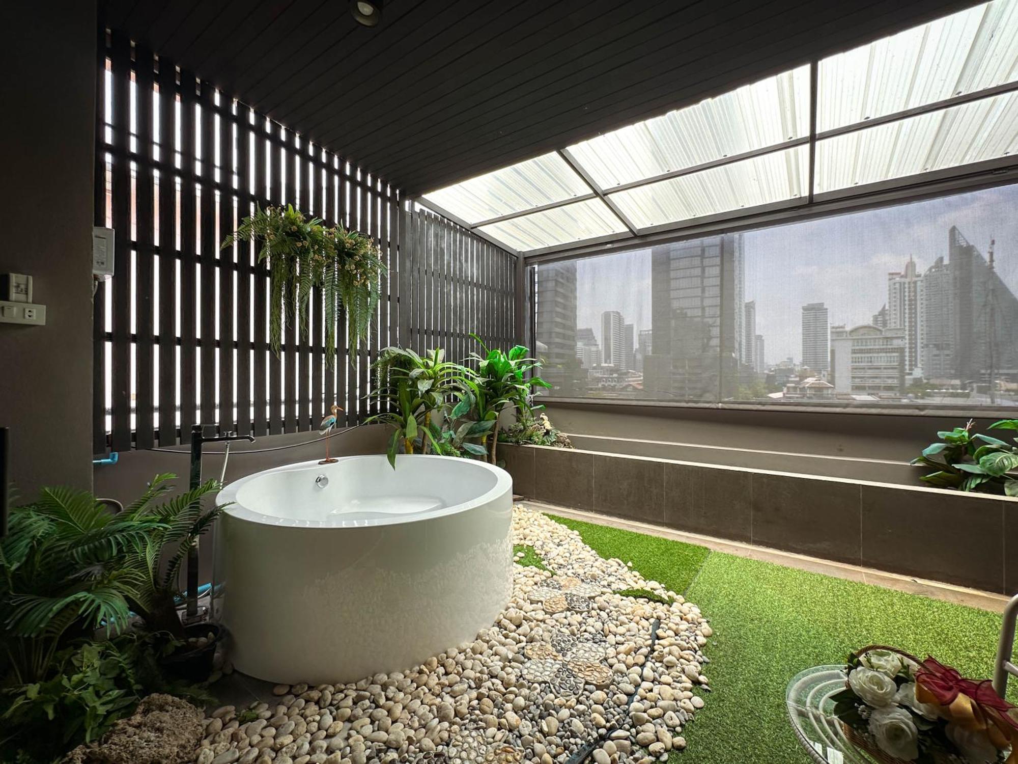 Executive Suite Hot Tub