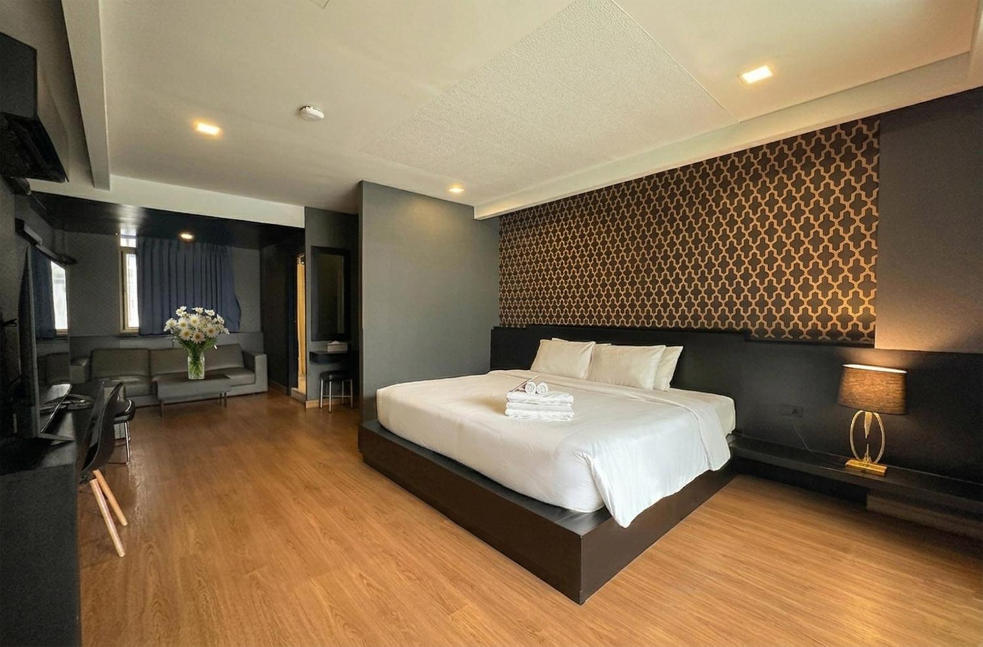 Executive Suite Hot Tub