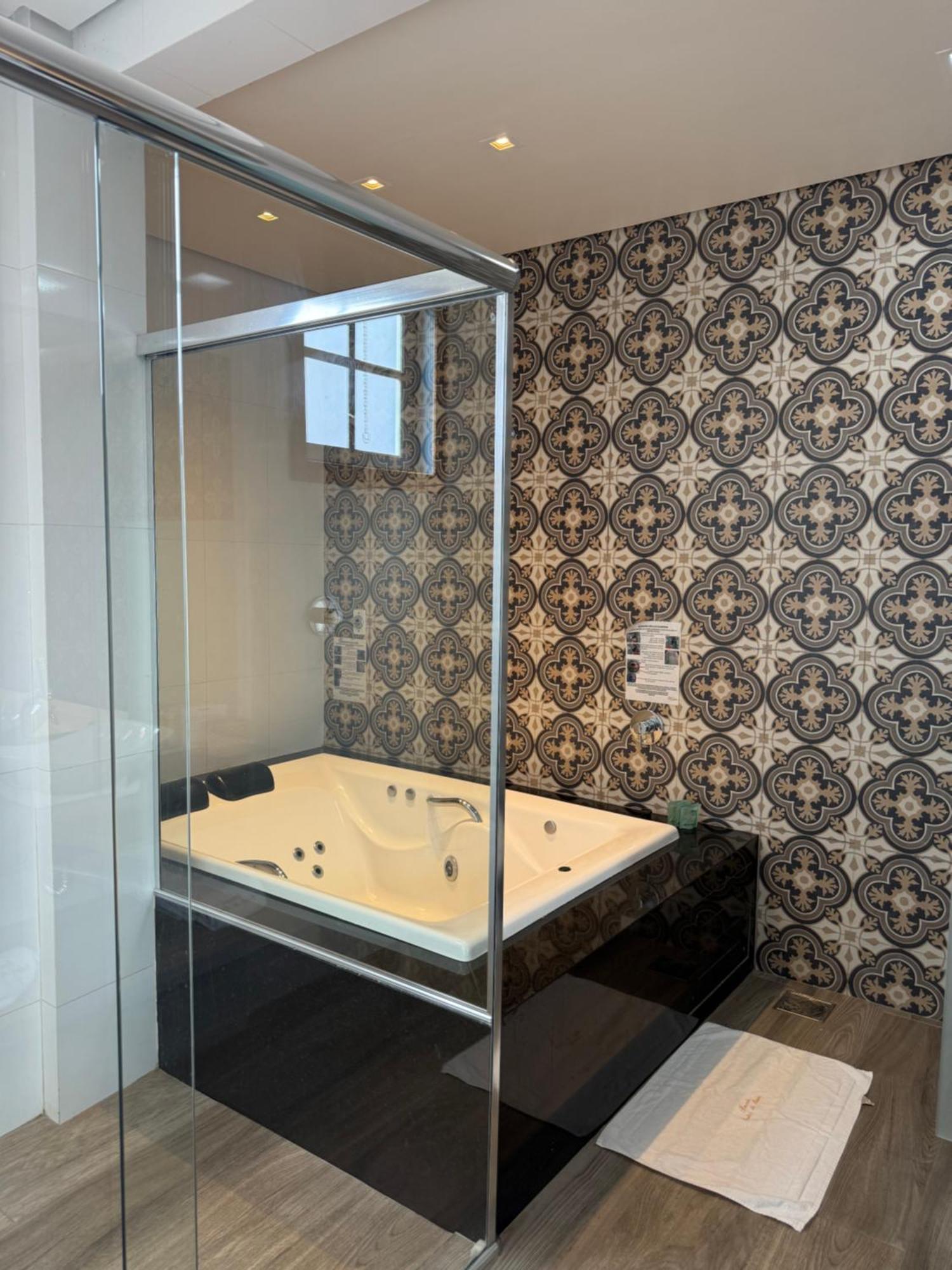 Deluxe Suite Spa Bath