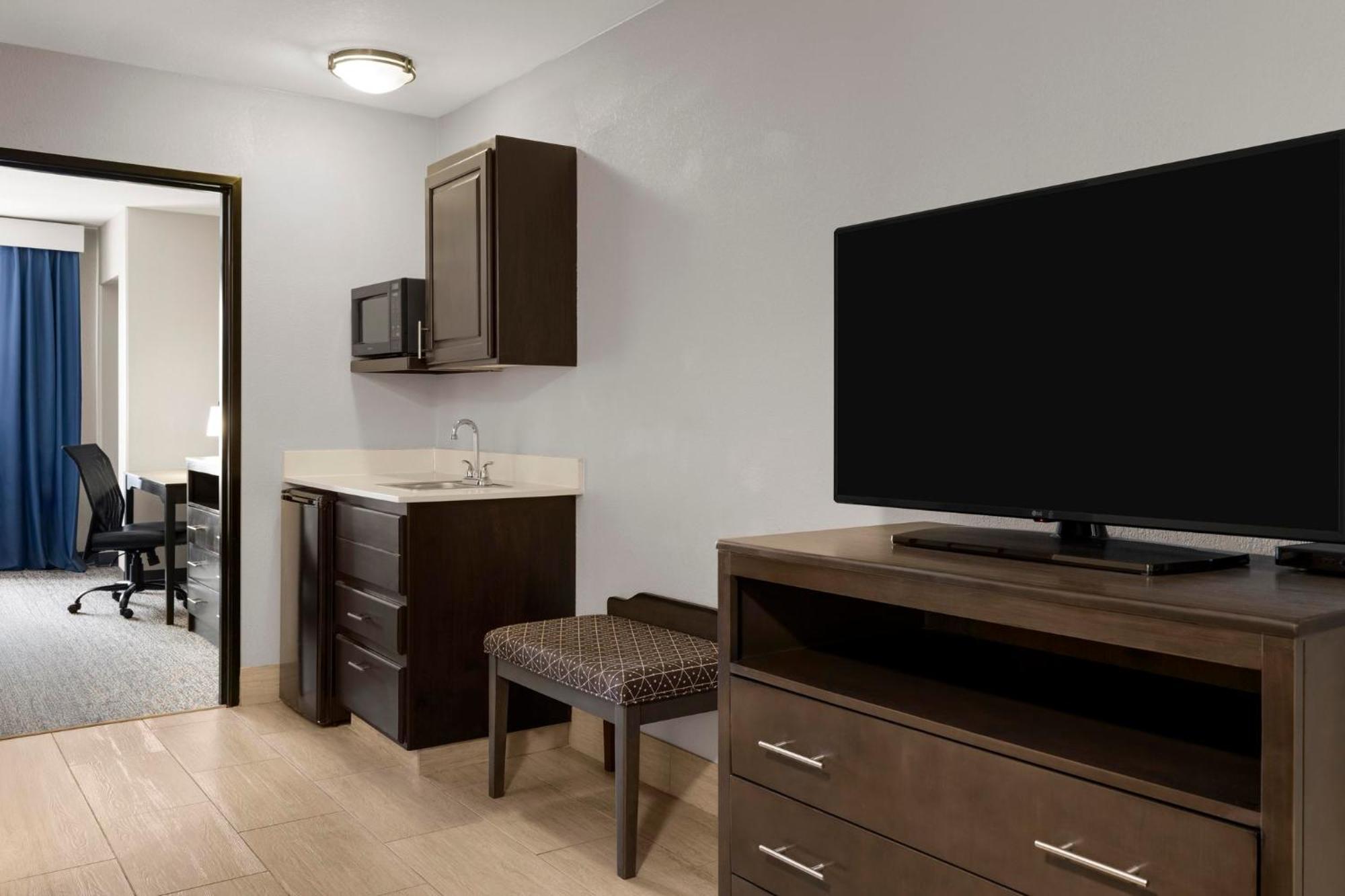 One-Bedroom King Suite Kitchenette