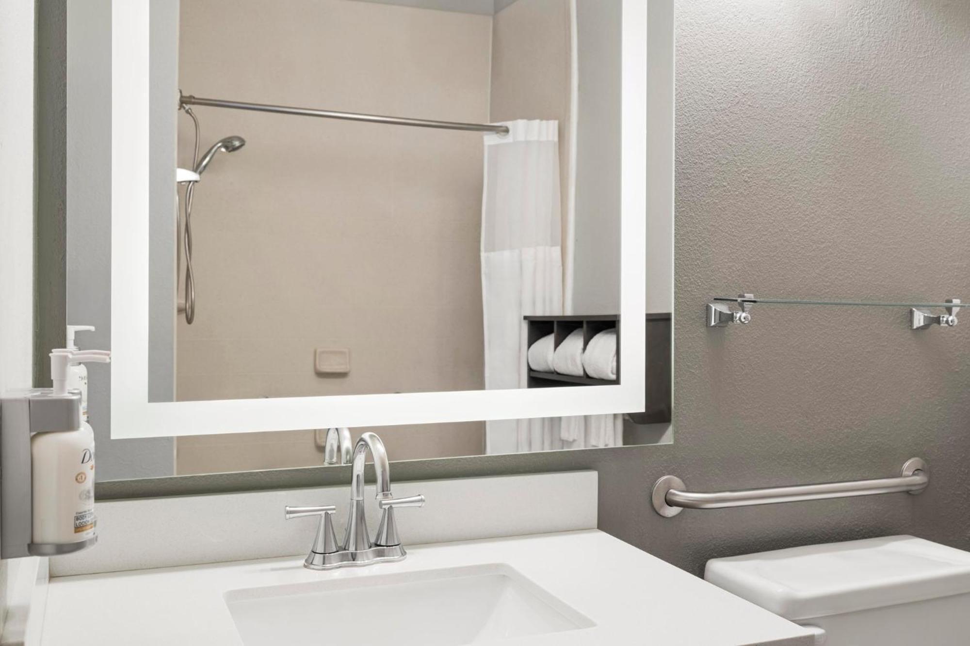 Standard Queen Room Two Queen Beds Mobility Accessible Tub