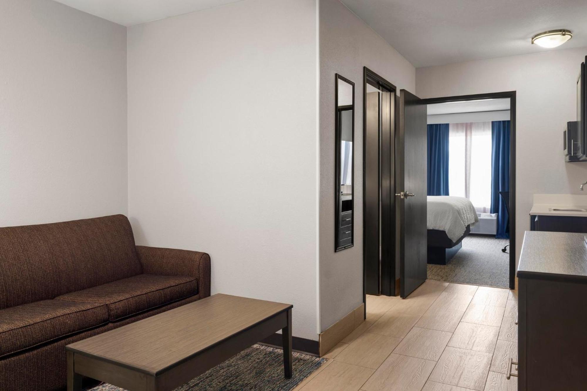 One-Bedroom King Suite Kitchenette