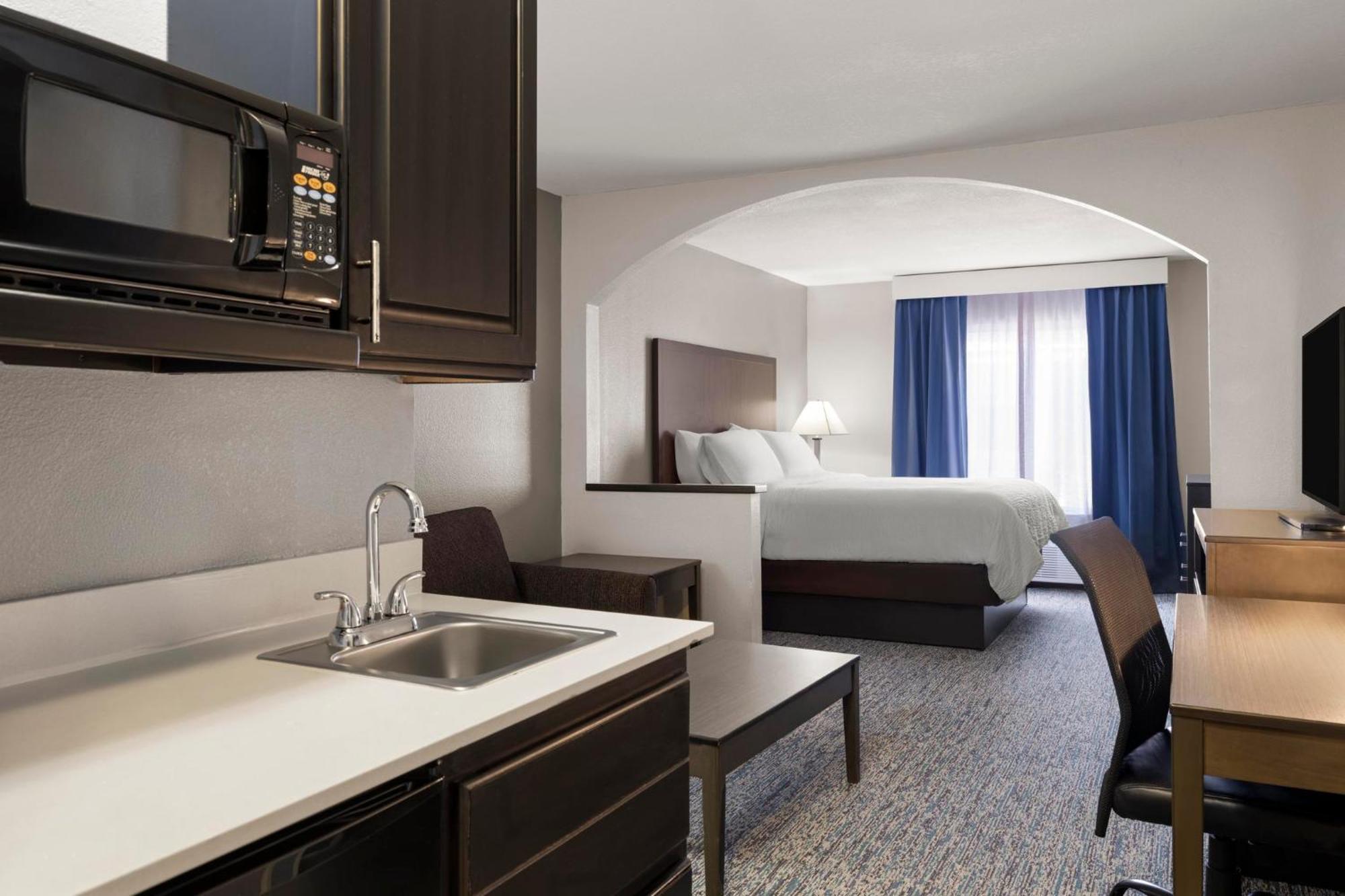 One-Bedroom King Suite Kitchenette
