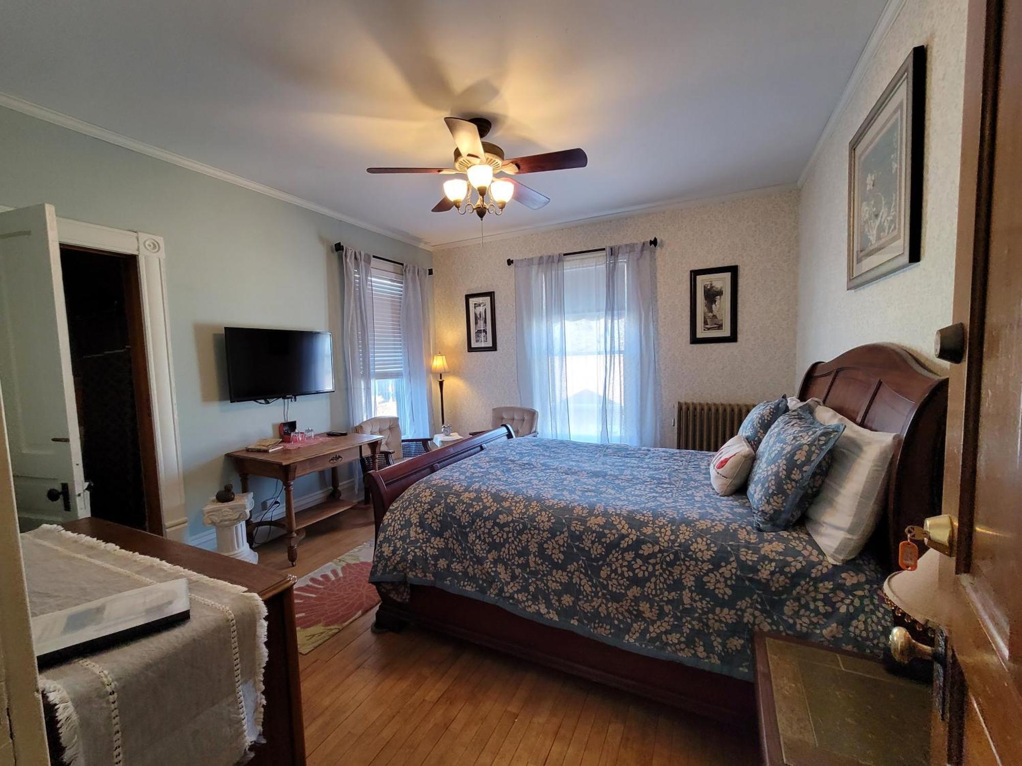 Deluxe Queen Room