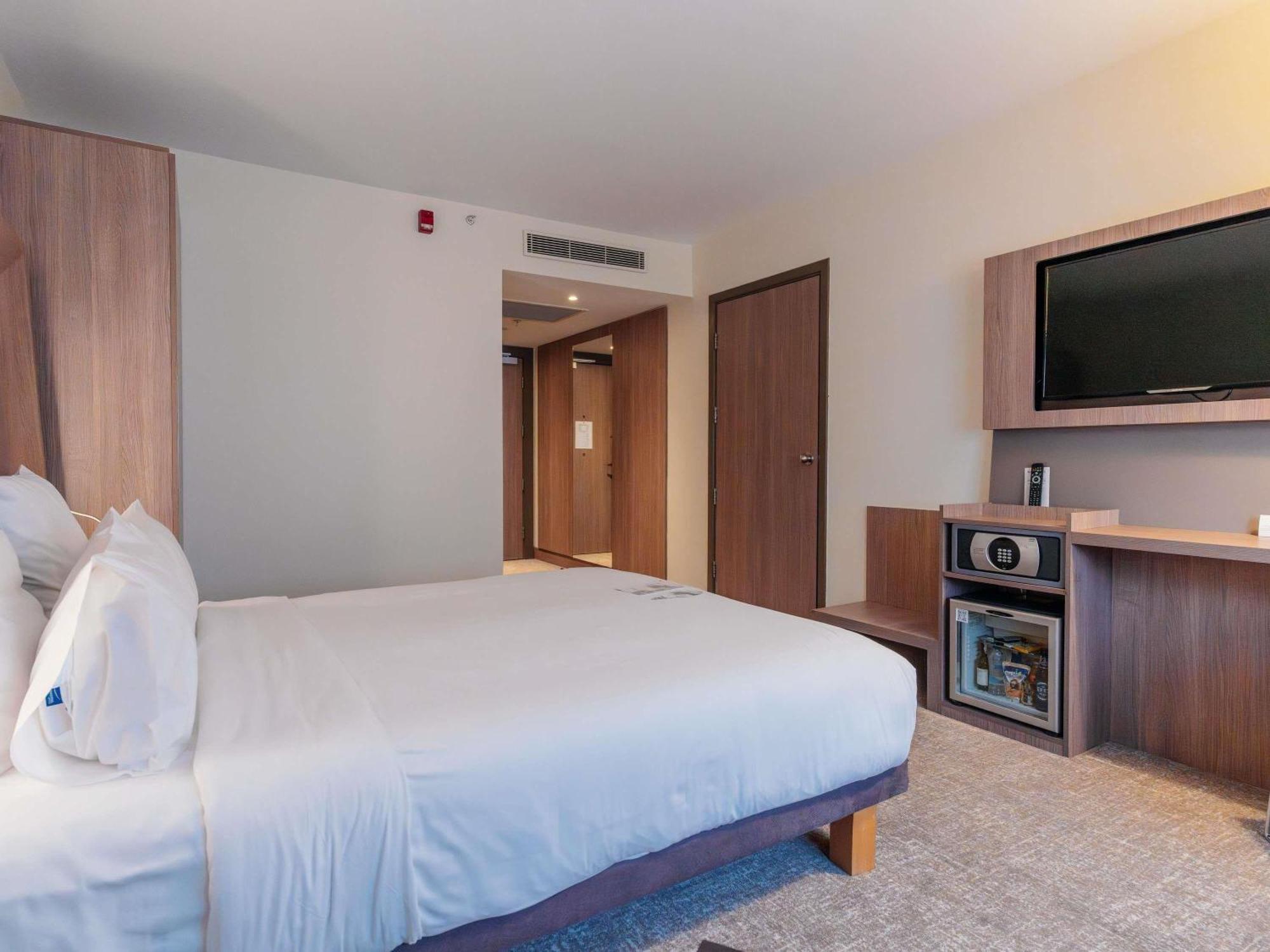 Superior Room Queen Bed Accessible