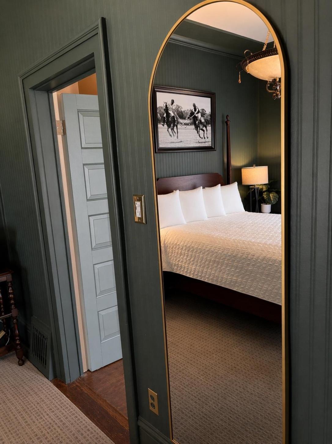 Standard Queen Room