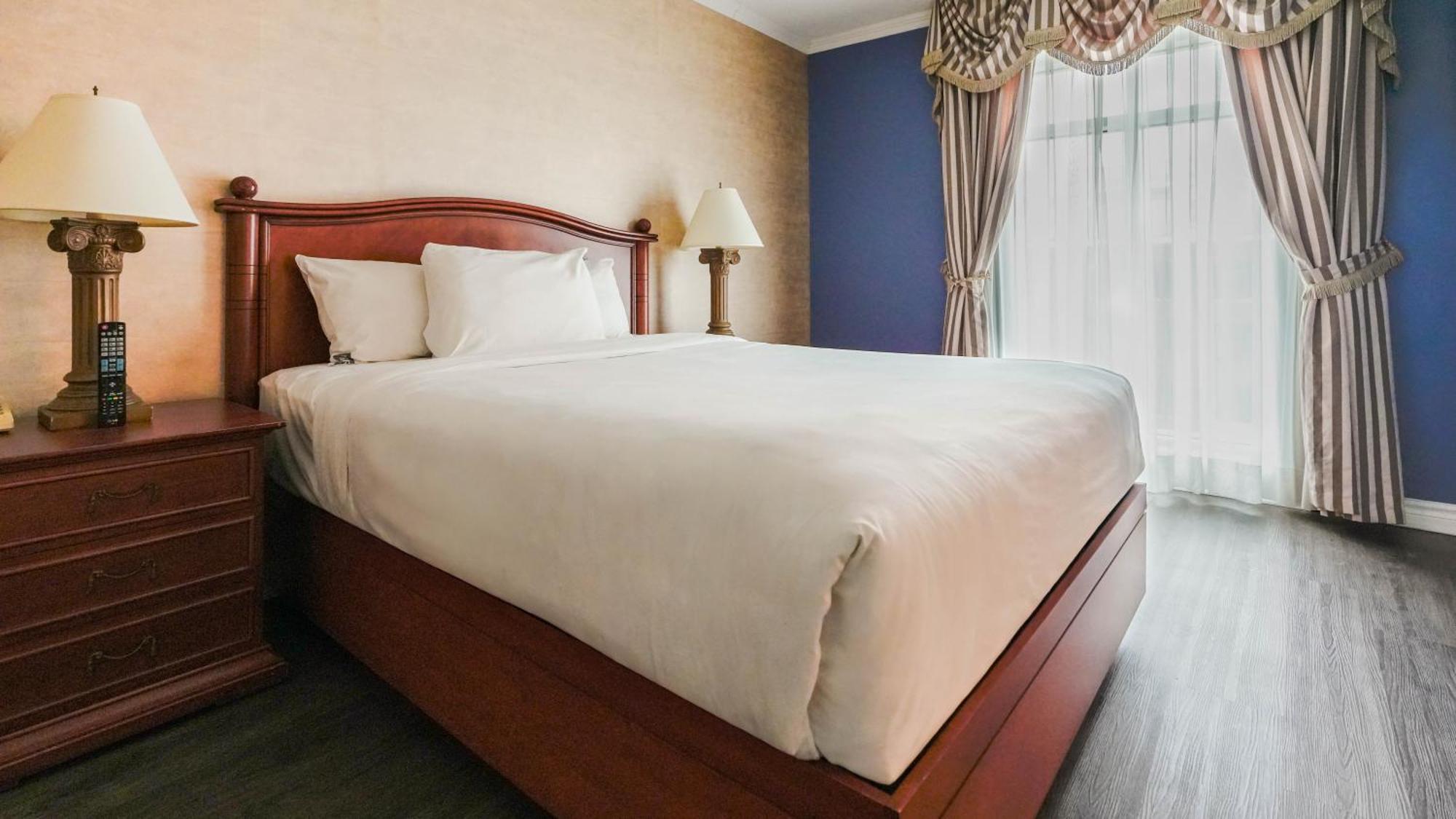 Exterior View Suite 1 Queen Bed Sofa-Bed