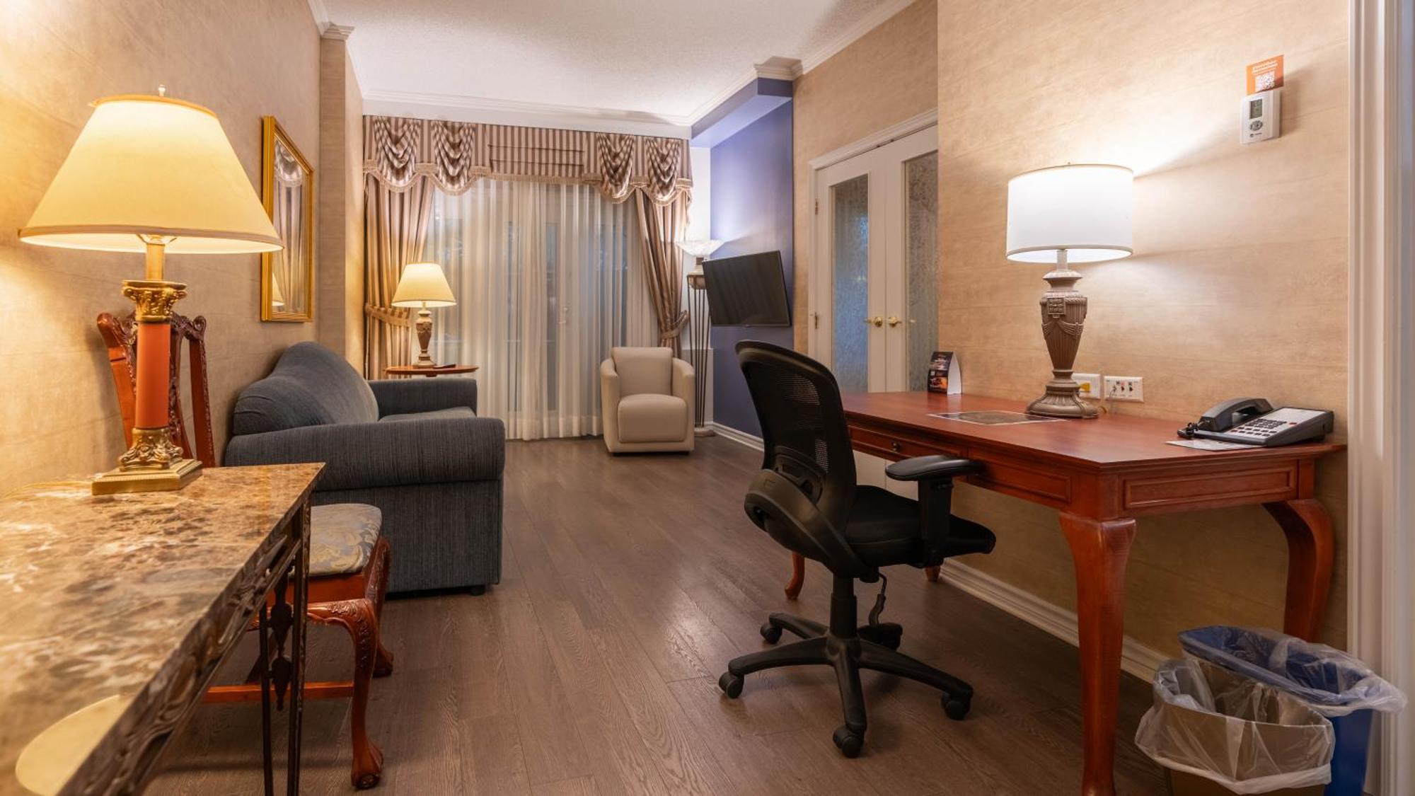 Suite avec 1 Lit Queen-Size et Canapé-Lit (Intérieur)