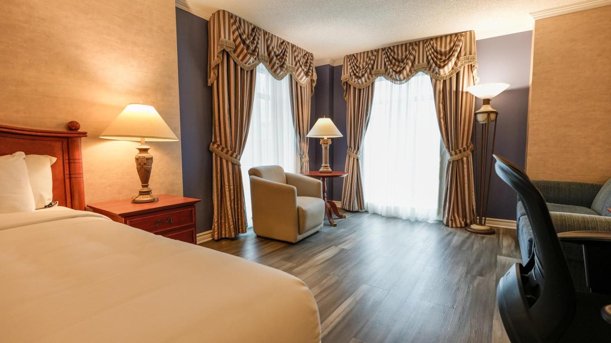 Signature Room 1 King Bed Sofa-Bed