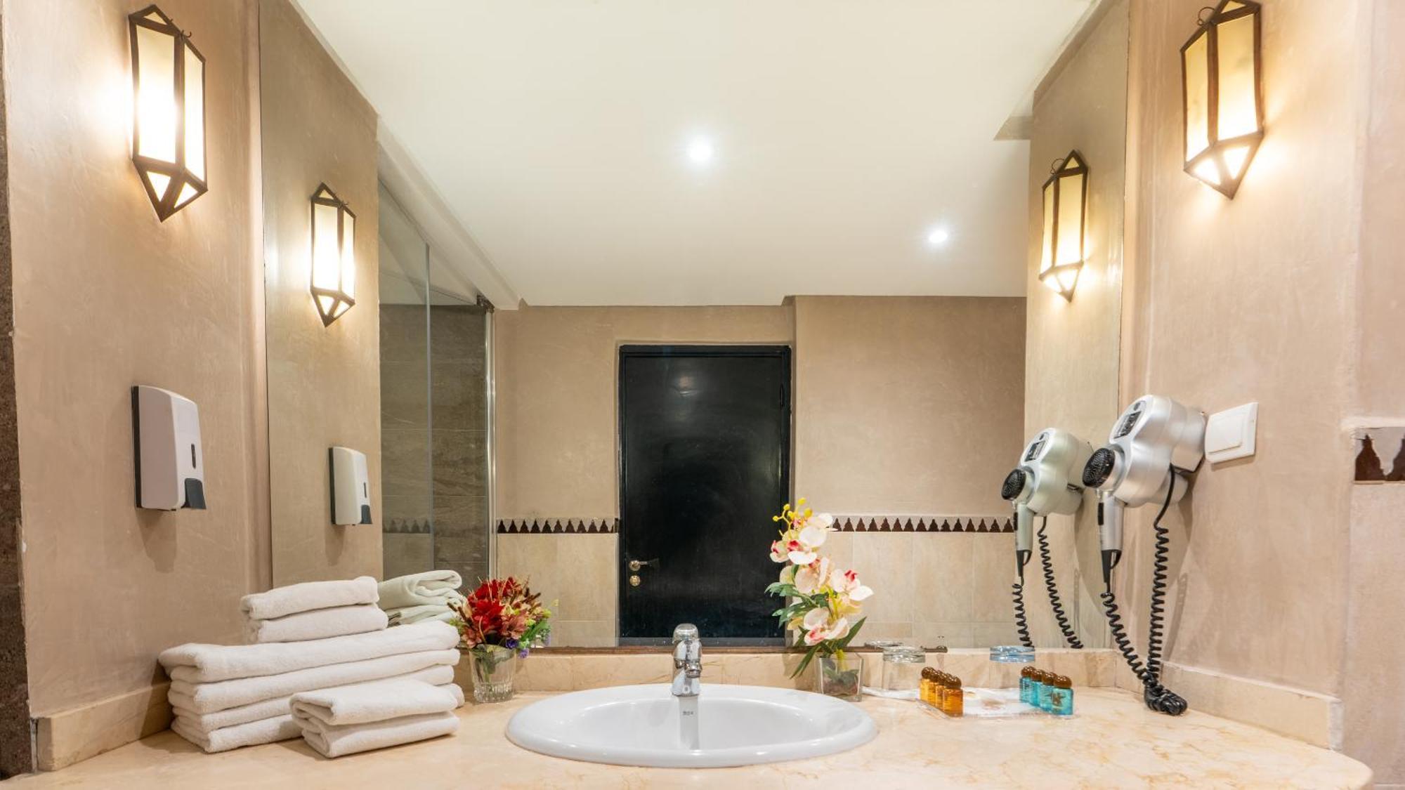 Quarto Duplo com Vista Piscina (2 Adultos + 1 Criança com menos de 12 Anos)