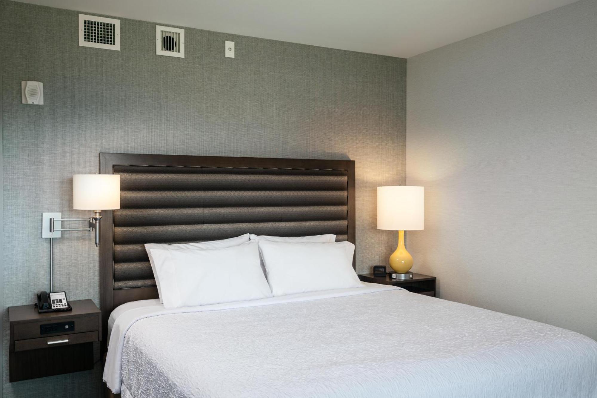 King Room with King Bed - Non-Smoking