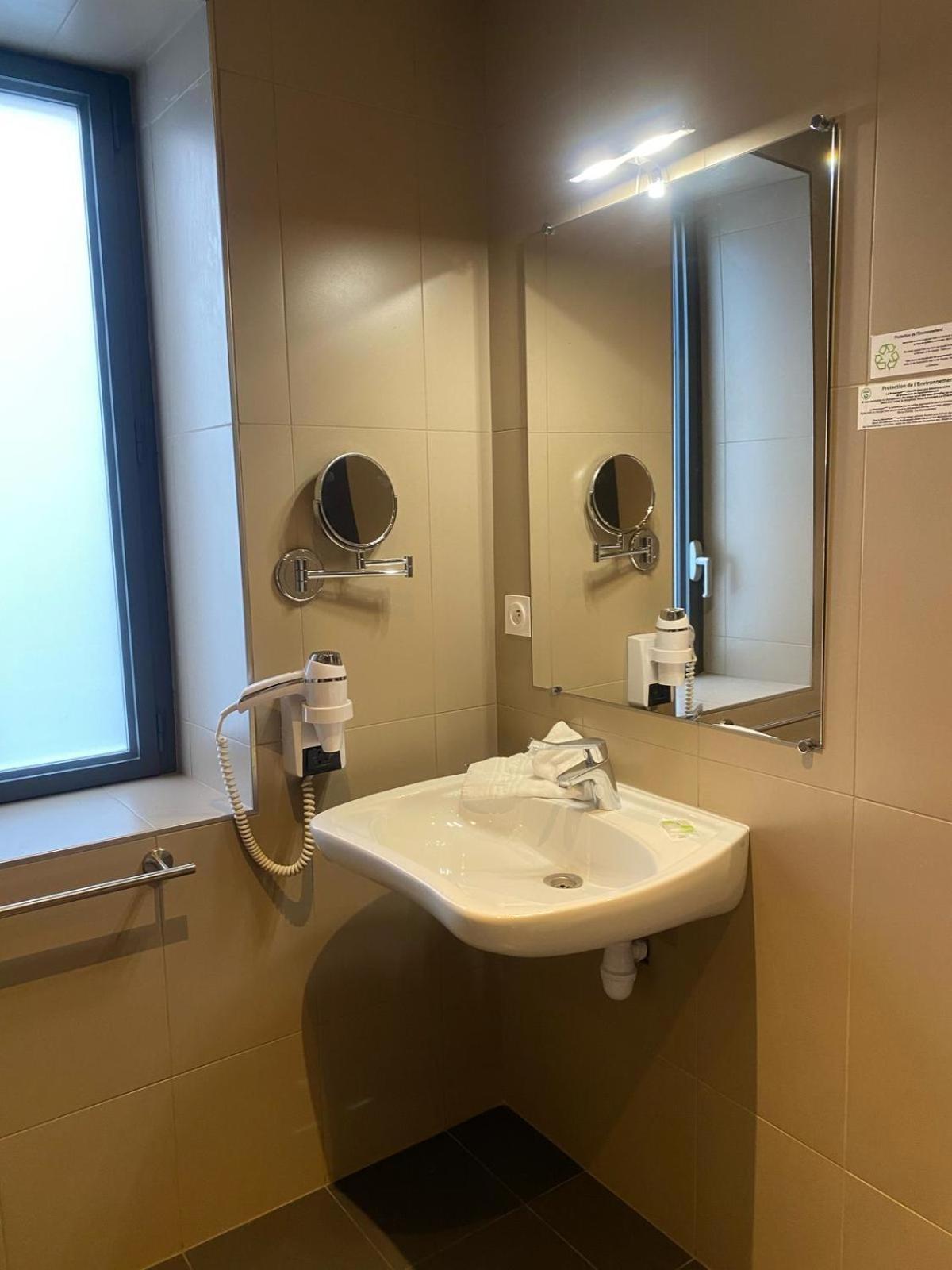 King Room Roll Shower Disability Access