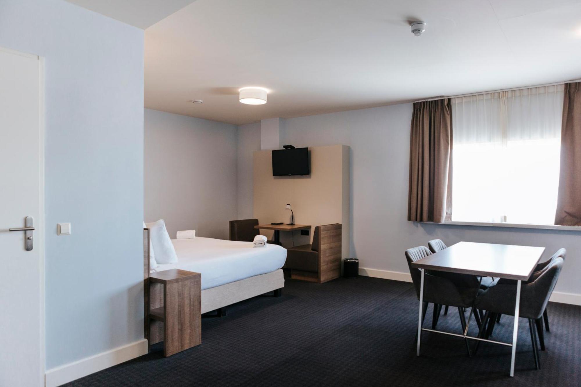 6-Person Room King Bed