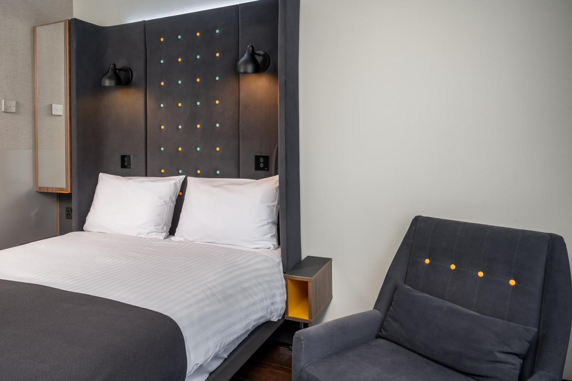 Cosy Double Without Window