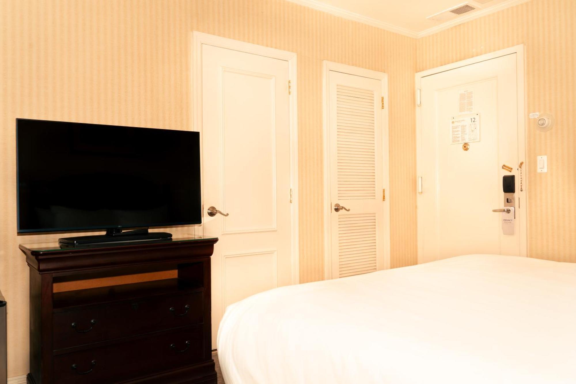 Deluxe Queen Room