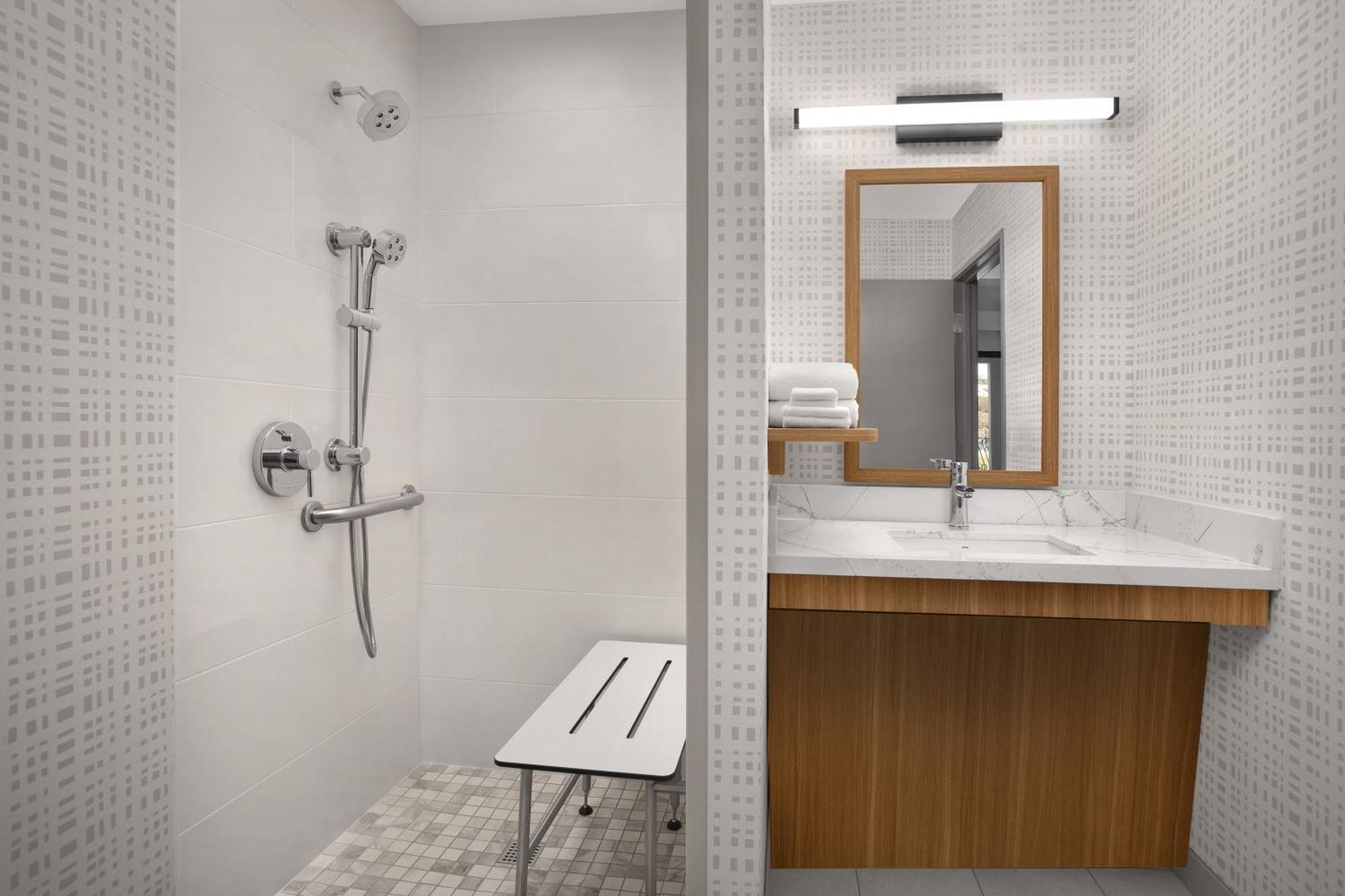 King Room Mobility Hearing Access or Non-Smoking