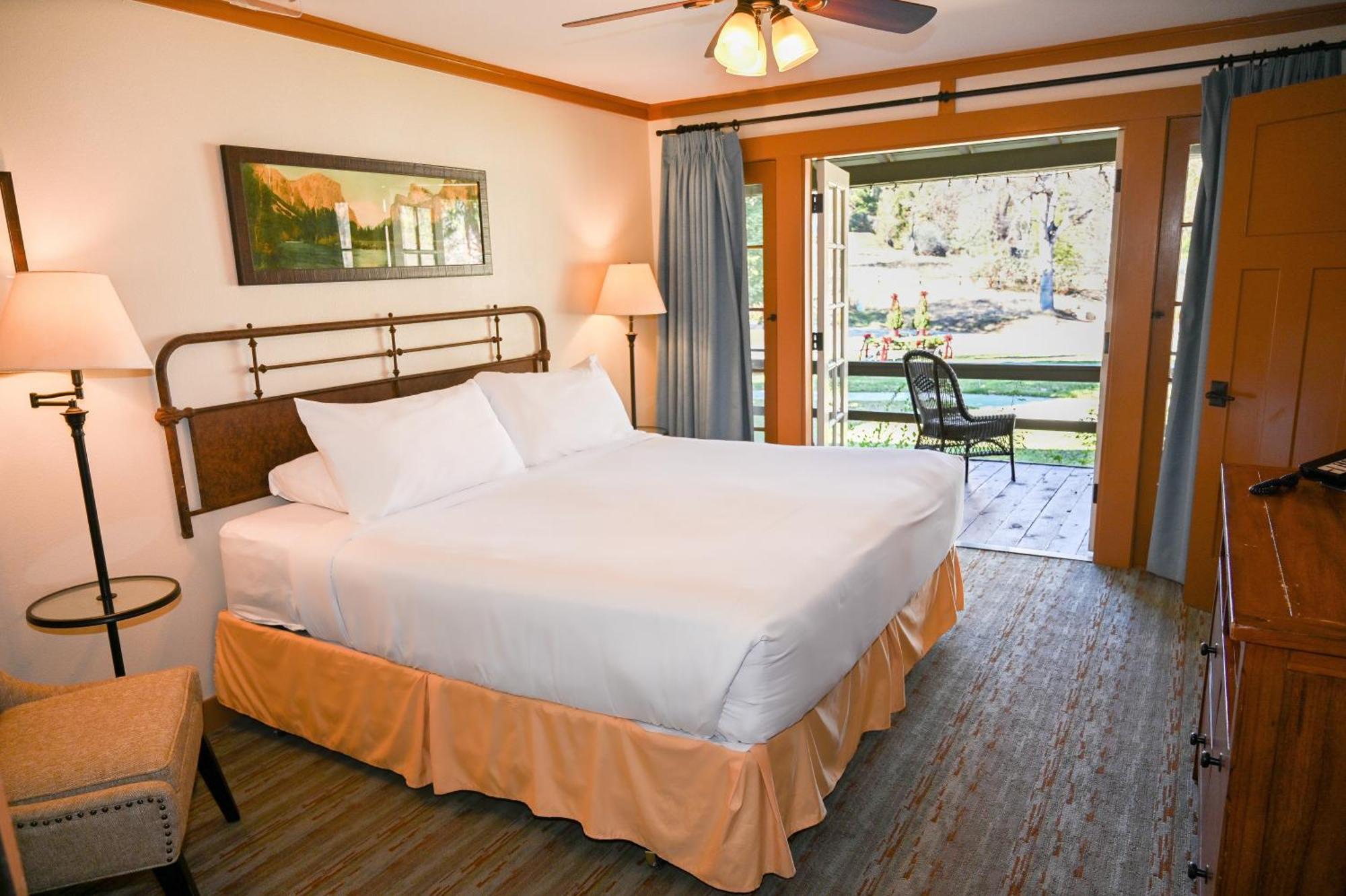 Ranch House Single King Bed Great Lawn